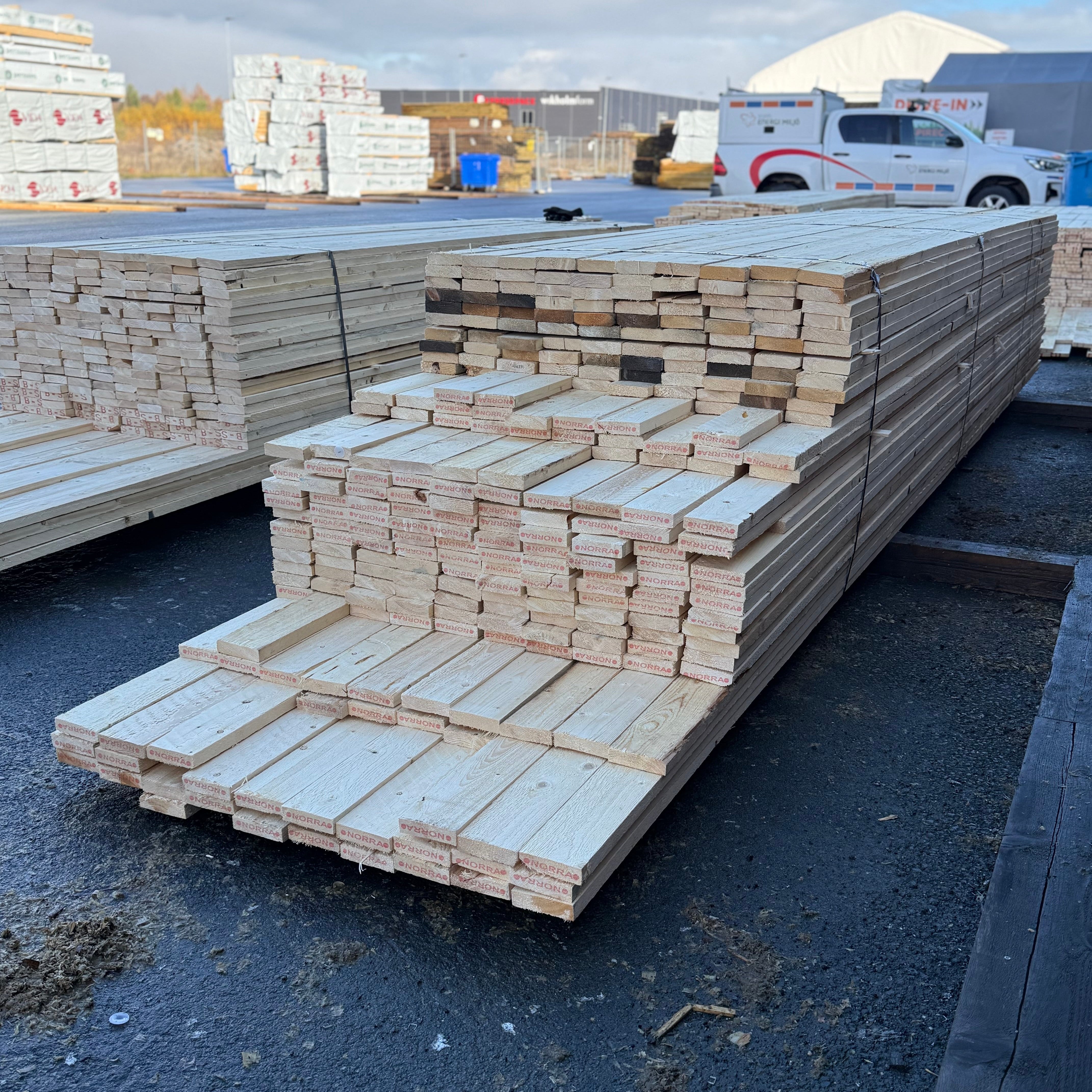 Paket Brädor 25x100mm Råsågade – 279 st (4,2–5,4 m, gran, obehandlad)