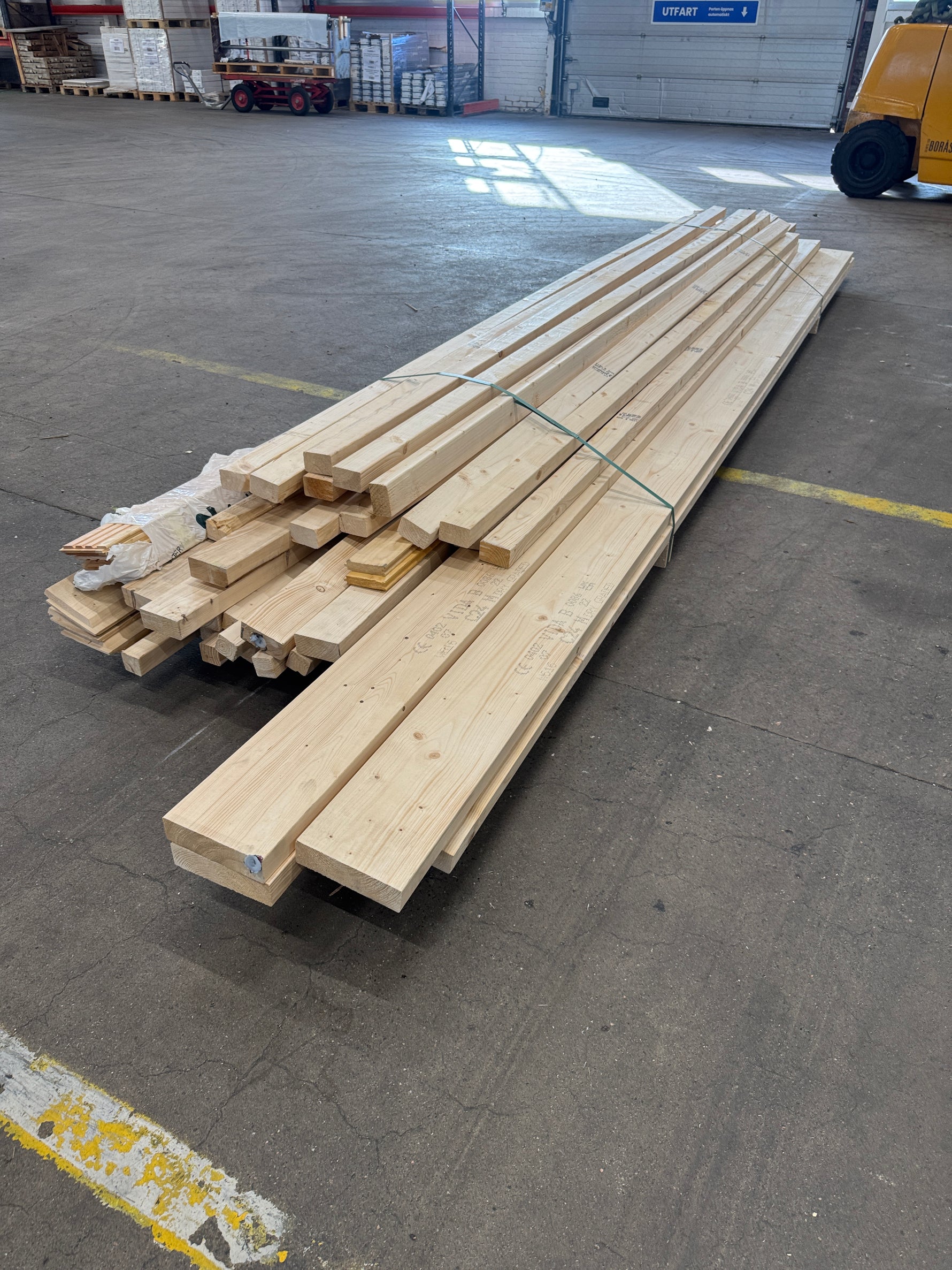 Paket Utsorterat Virke – Blandade dimensioner och längder, ca 44 st