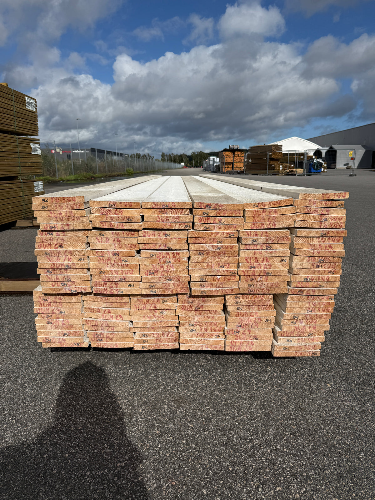 Paket Finsågade Brädor 22x170mm, 146st 5,40m Grundmålade