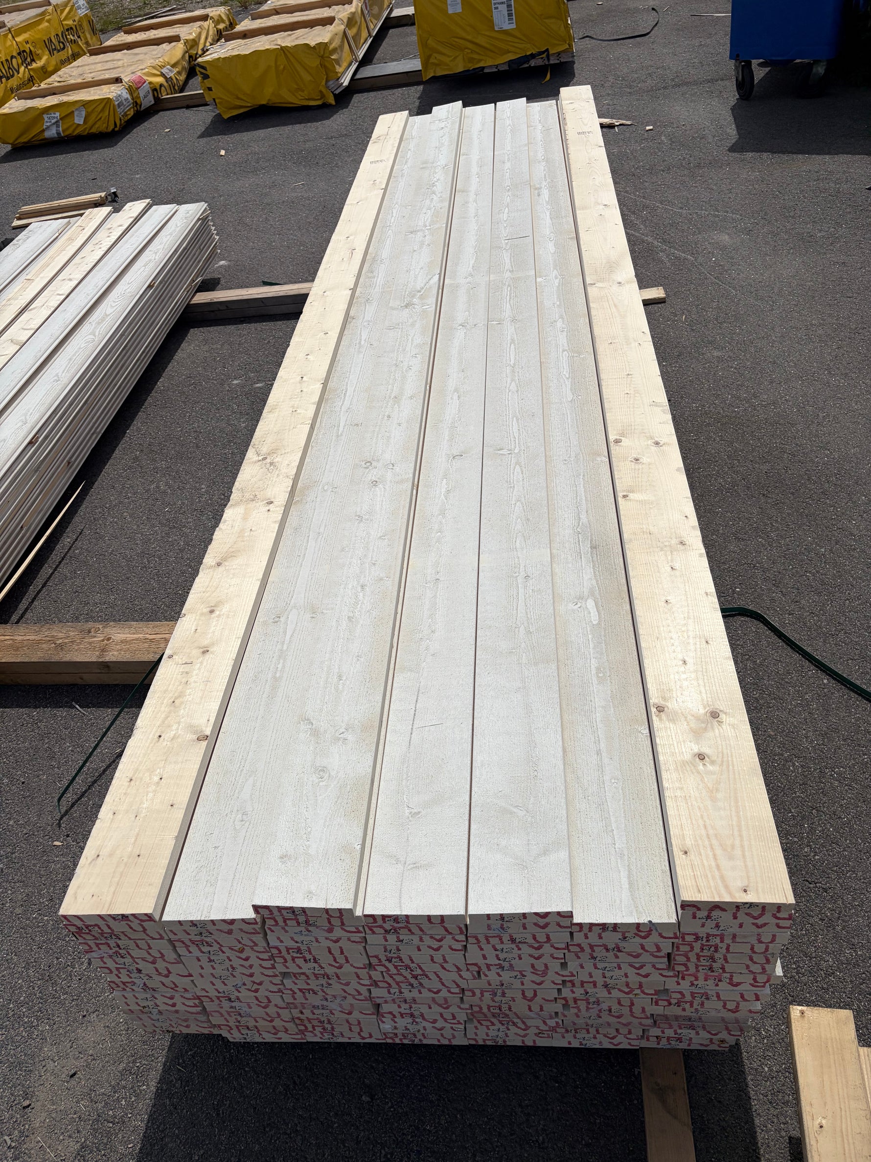 Paket Finsågade Brädor 28x145mm, 114st- 4.20m Grundmålad