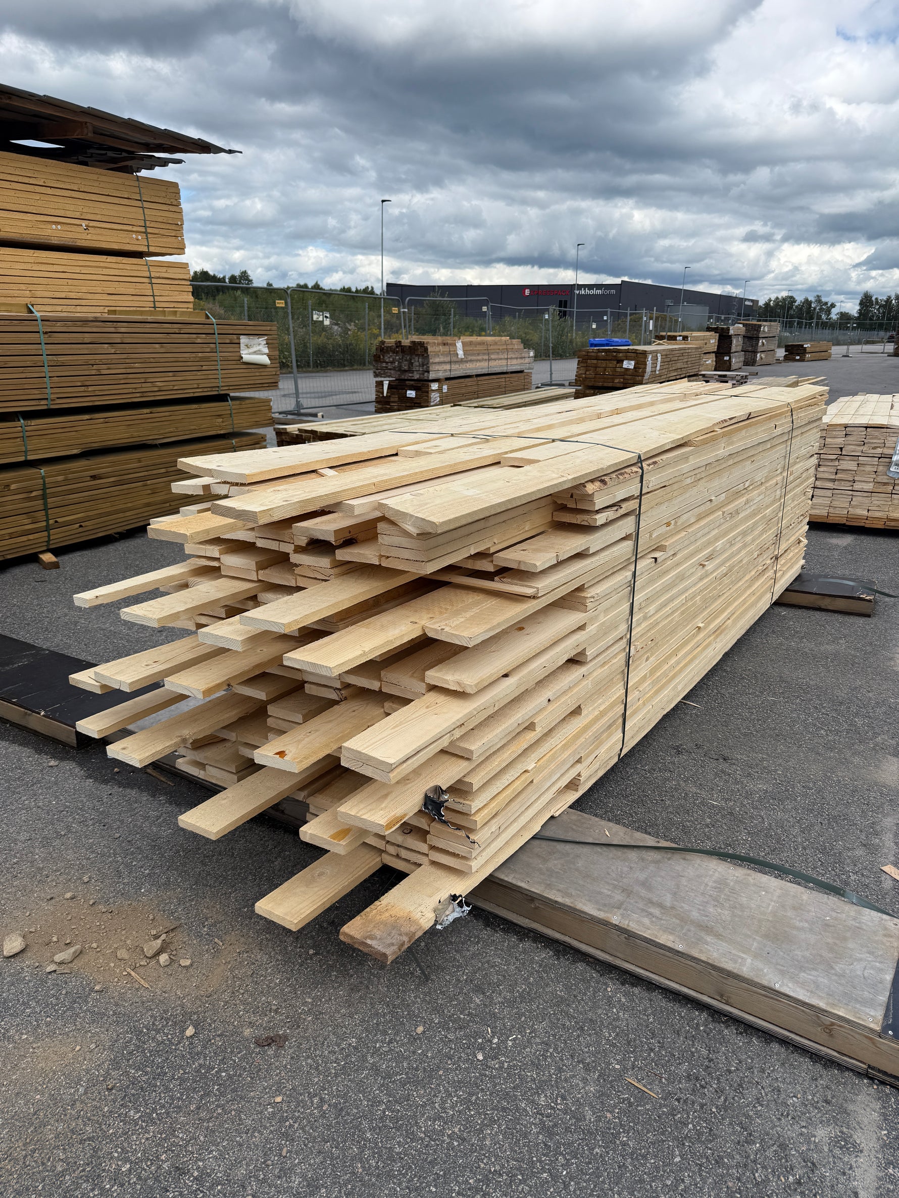 Paket Råsågade Brädor 22×125 mm – 326 st (3,30-3,90m)