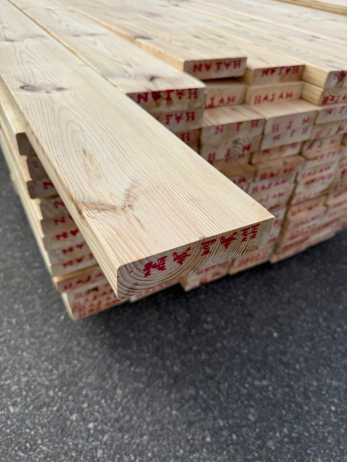 Paket Hyvlade Furu Brädor 36x148mm 4,80–5,40m – 105st (Andra sortering)