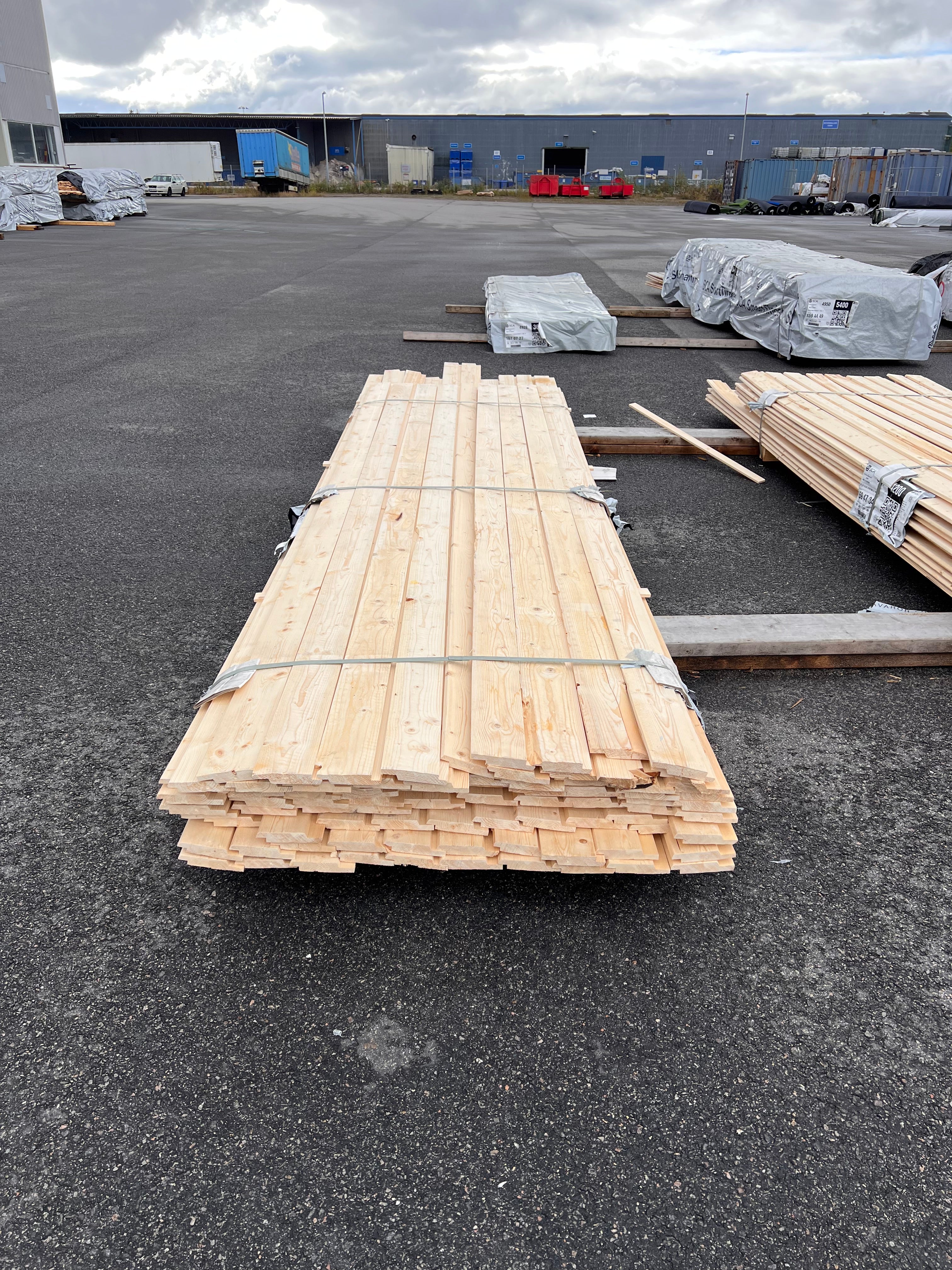 Paket Falsad spårpanel 22x120 mm – 85 st- 3,60-4,29m (Gran) B-Sort