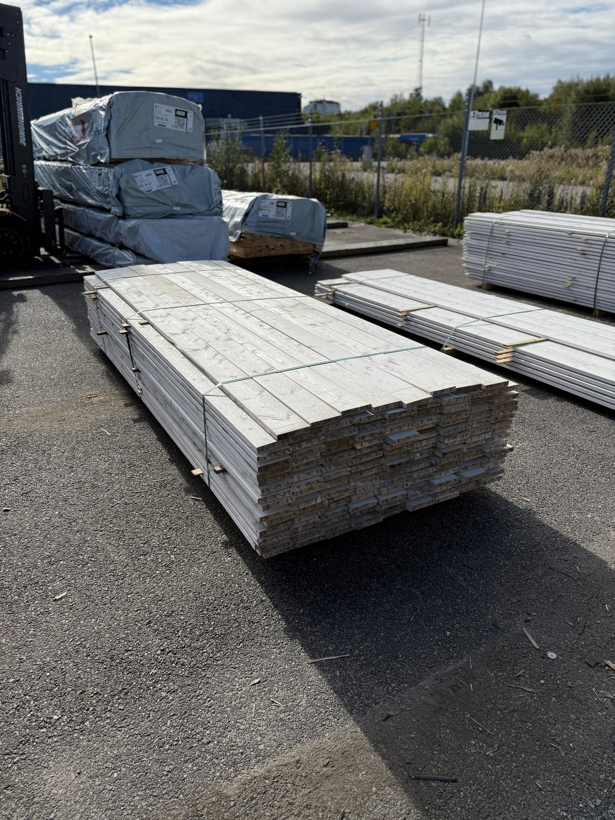 Paket Finsågade Brädor 22x120mm 3,00m 143st Grundmålade