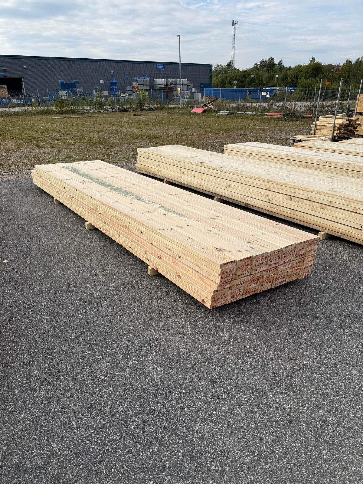 Paket Hyvlade Furu Brädor 36x148mm 4,20–4,50m – 63st (Andra sortering)