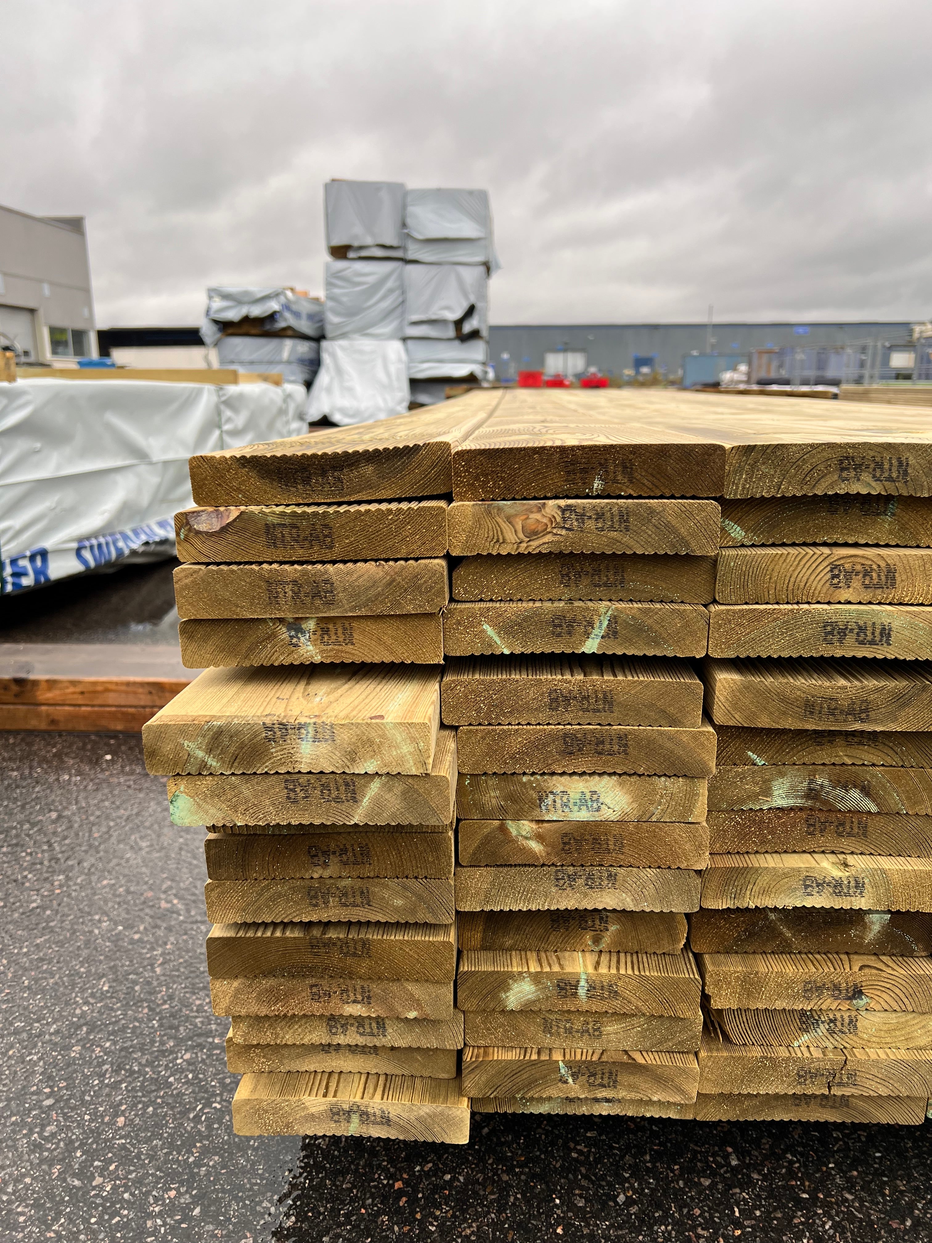 Paket Trall Rillad 28x145mm – 98 st 4.20m Tryckimpregnerad B-sort