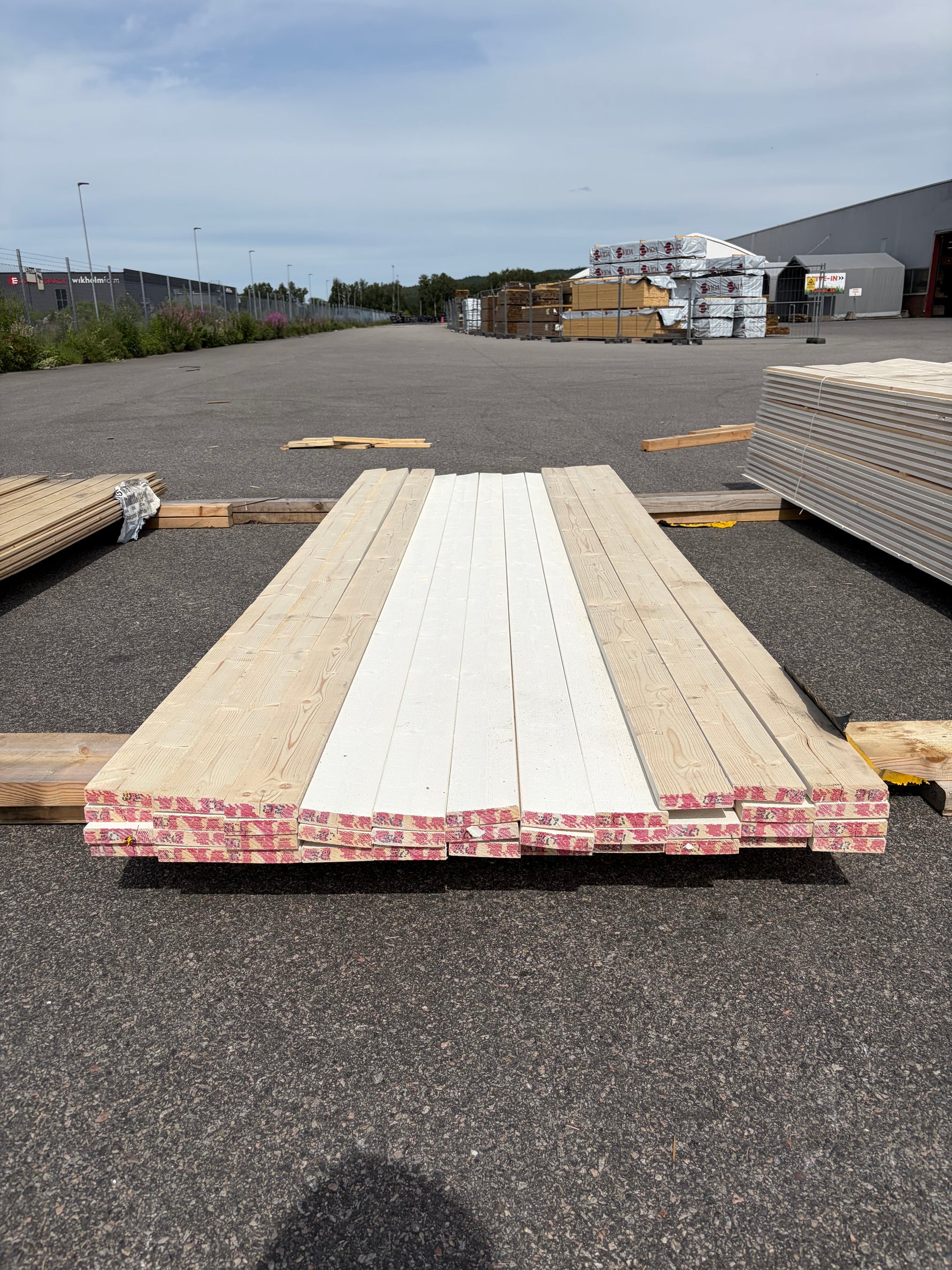 Paket Finsågade Brädor 22x95mm, 39st 3.0m Grundmålad
