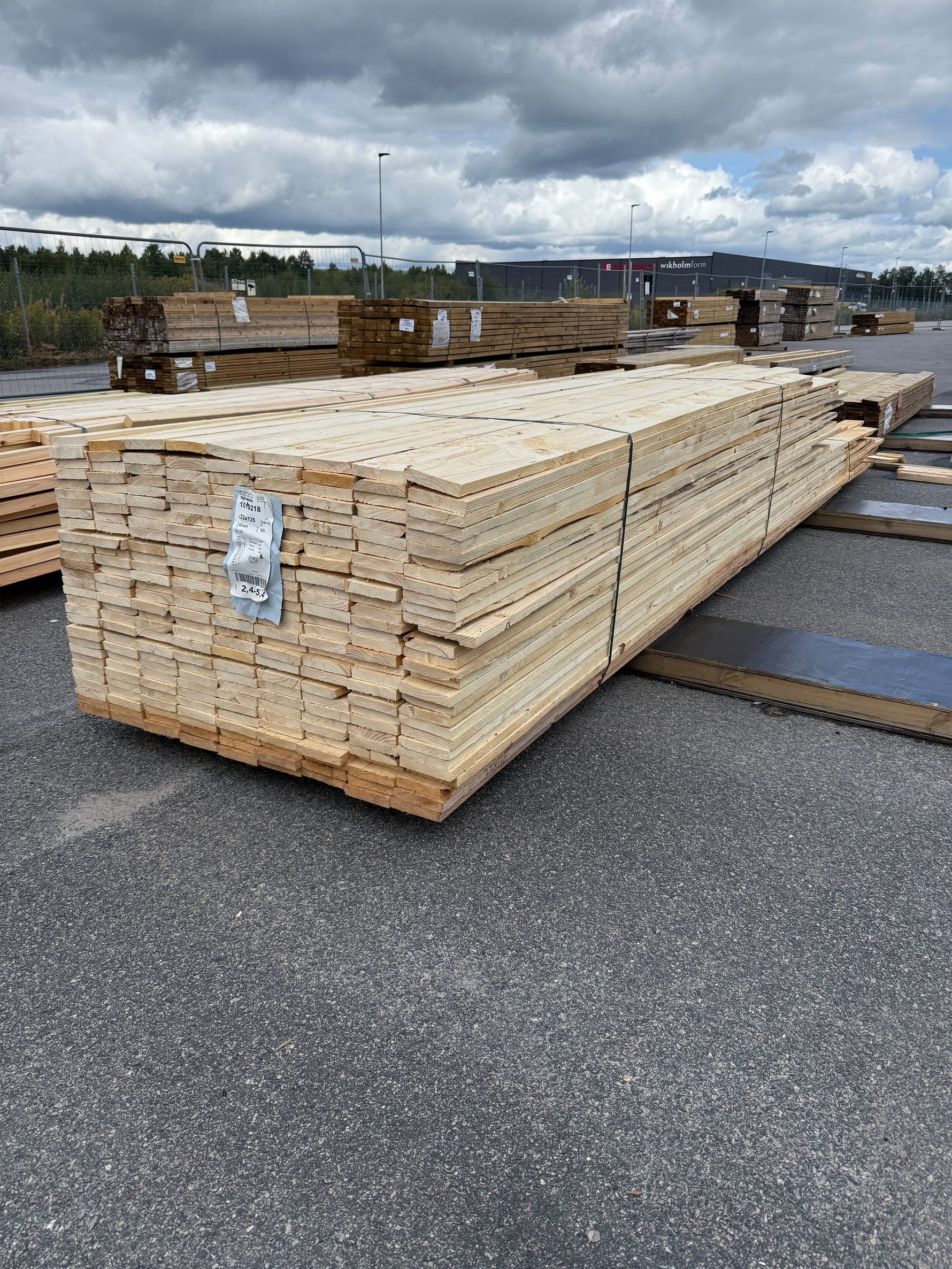 Paket Råsågade Brädor 22×125 mm – 261 st (2,40-5,40m)