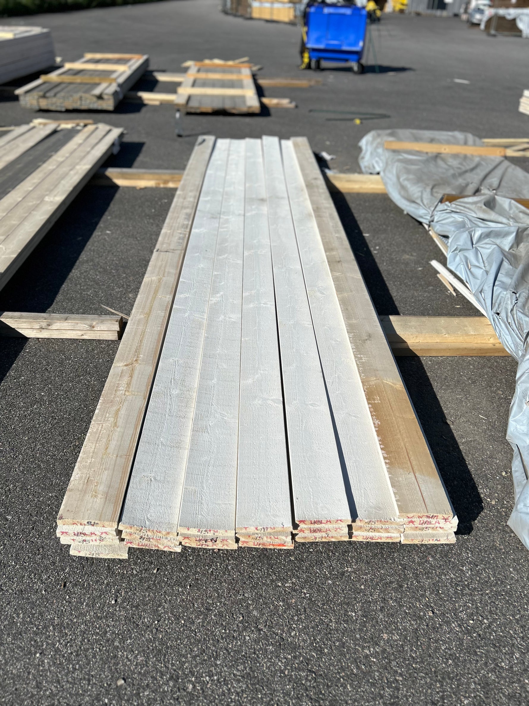 Paket Finsågade Brädor 22x120mm , 22st 4.50m Grundmålade