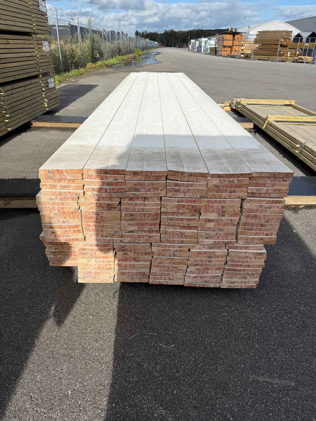 Paket Finsågade Brädor 22x170mm, 150st 5,40m Grundmålade