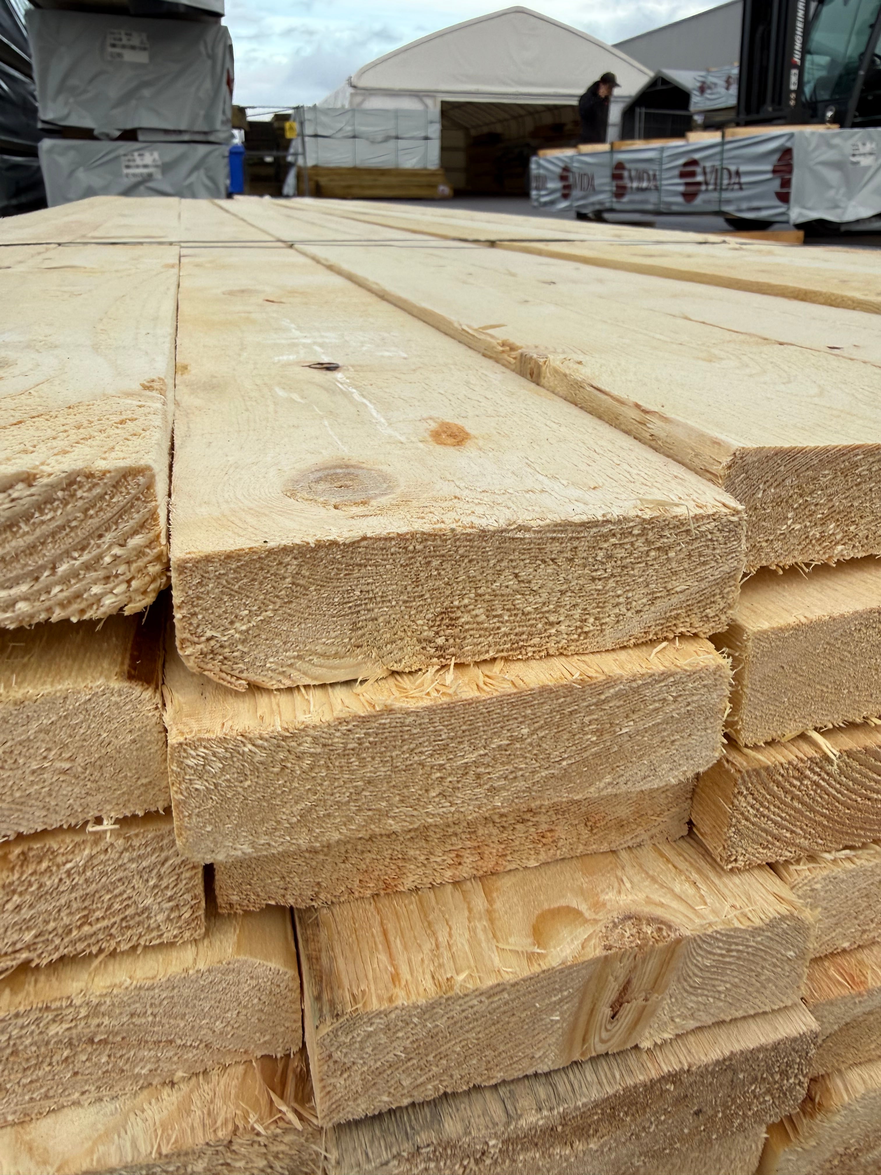 Paket Brädor Råsågade 25x100mm – 82st (3,60 m, Gran, Vankant/Bark)