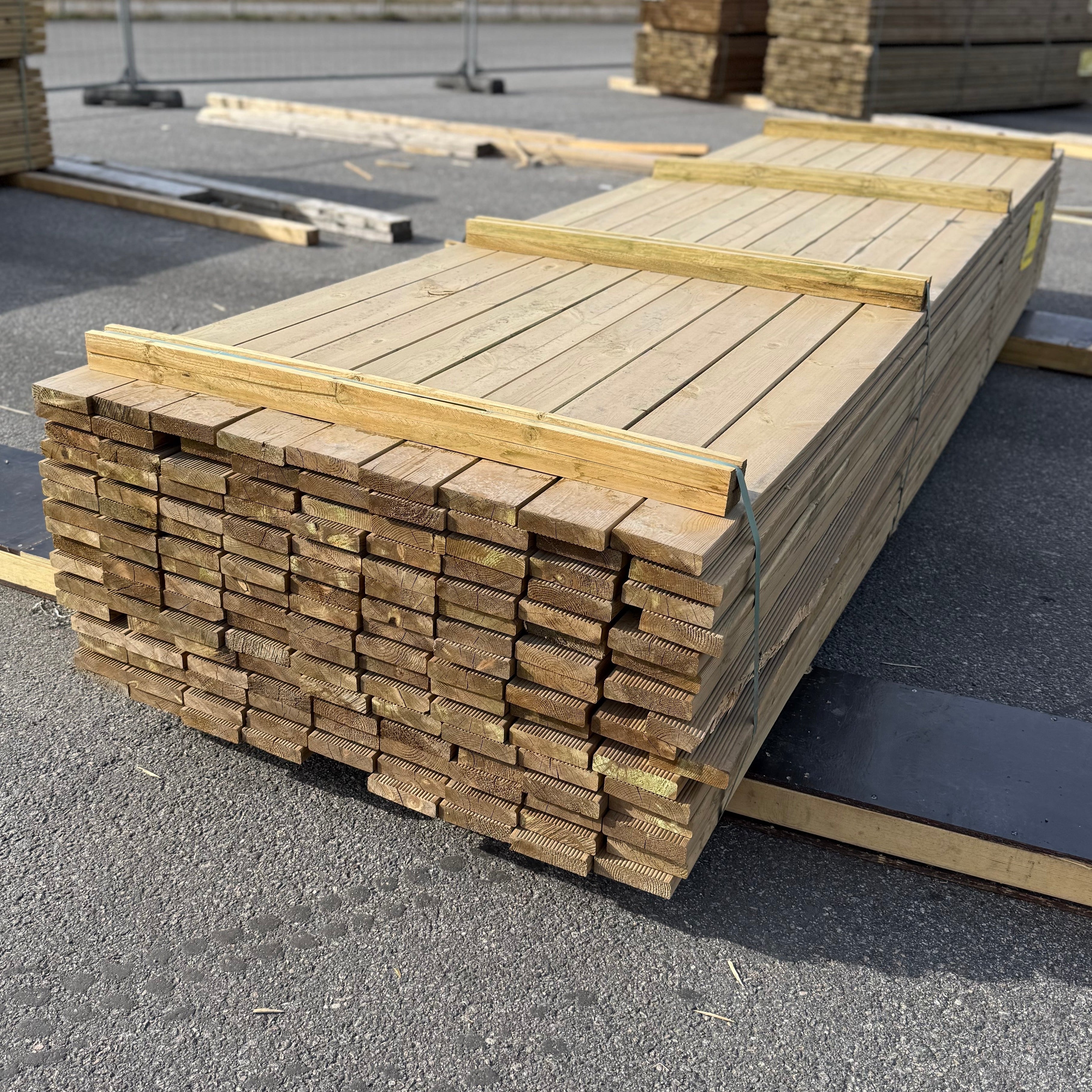 Paket Tryckimpregnerad Rillad Trall 28x120mm, 144st 4,20m (Väderbitet)