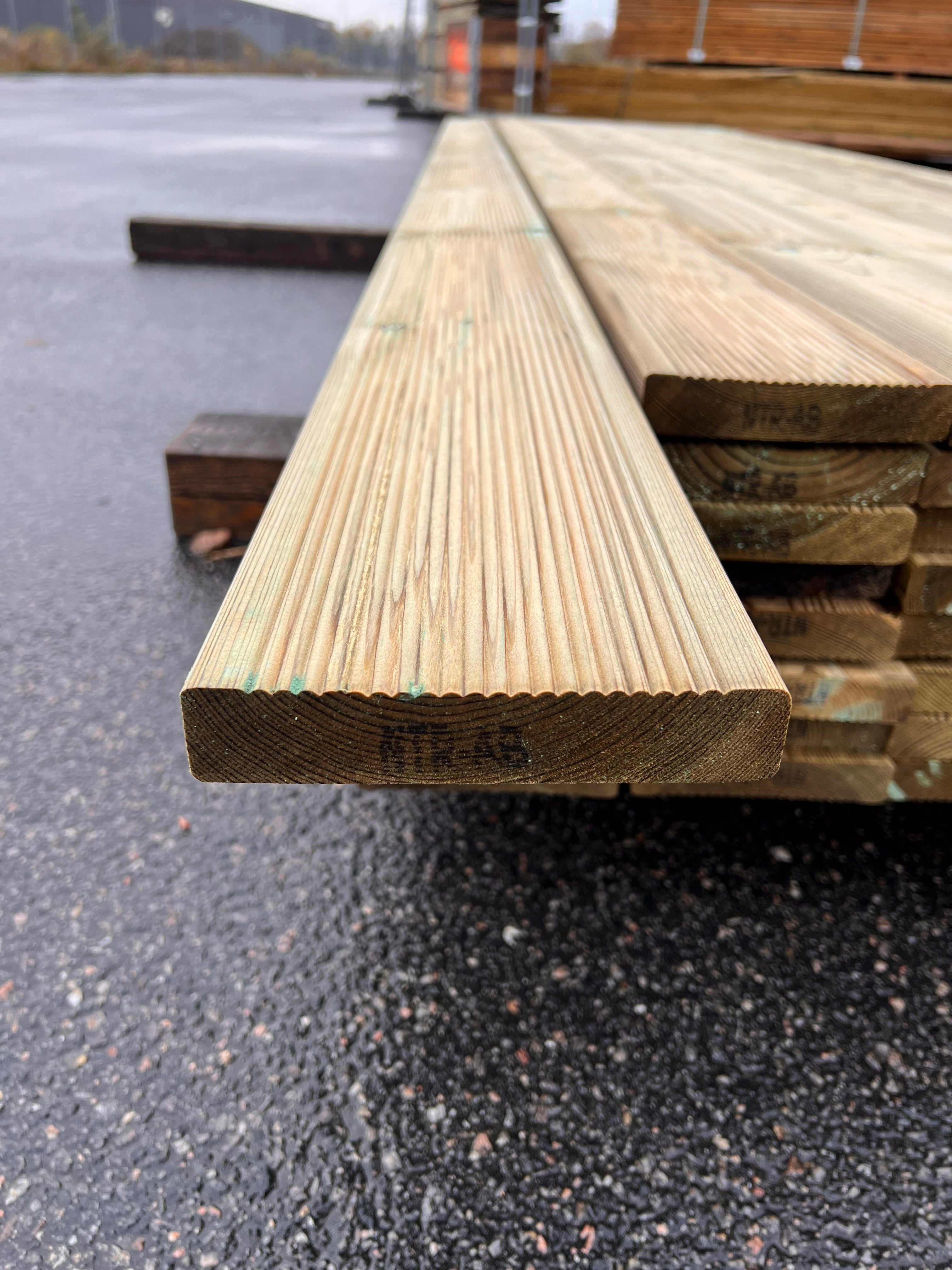 Paket Rillad Trall Tryckimpregnerad 28x145mm – 57 st (3,90 m, Furu, B-sortering)