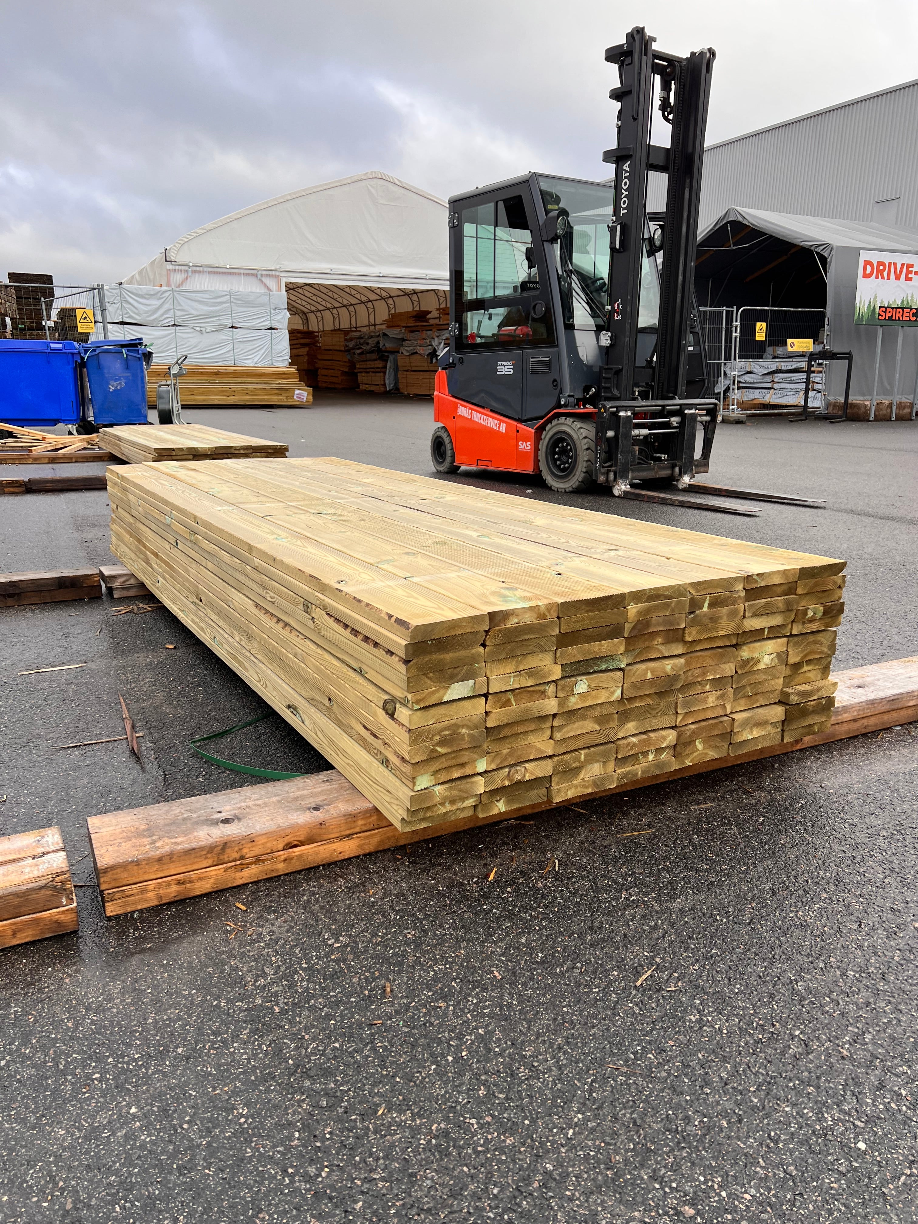 Paket Rillad Trall Tryckimpregnerad 28x145mm – 91 st (3,0 m, Furu, B-sort)