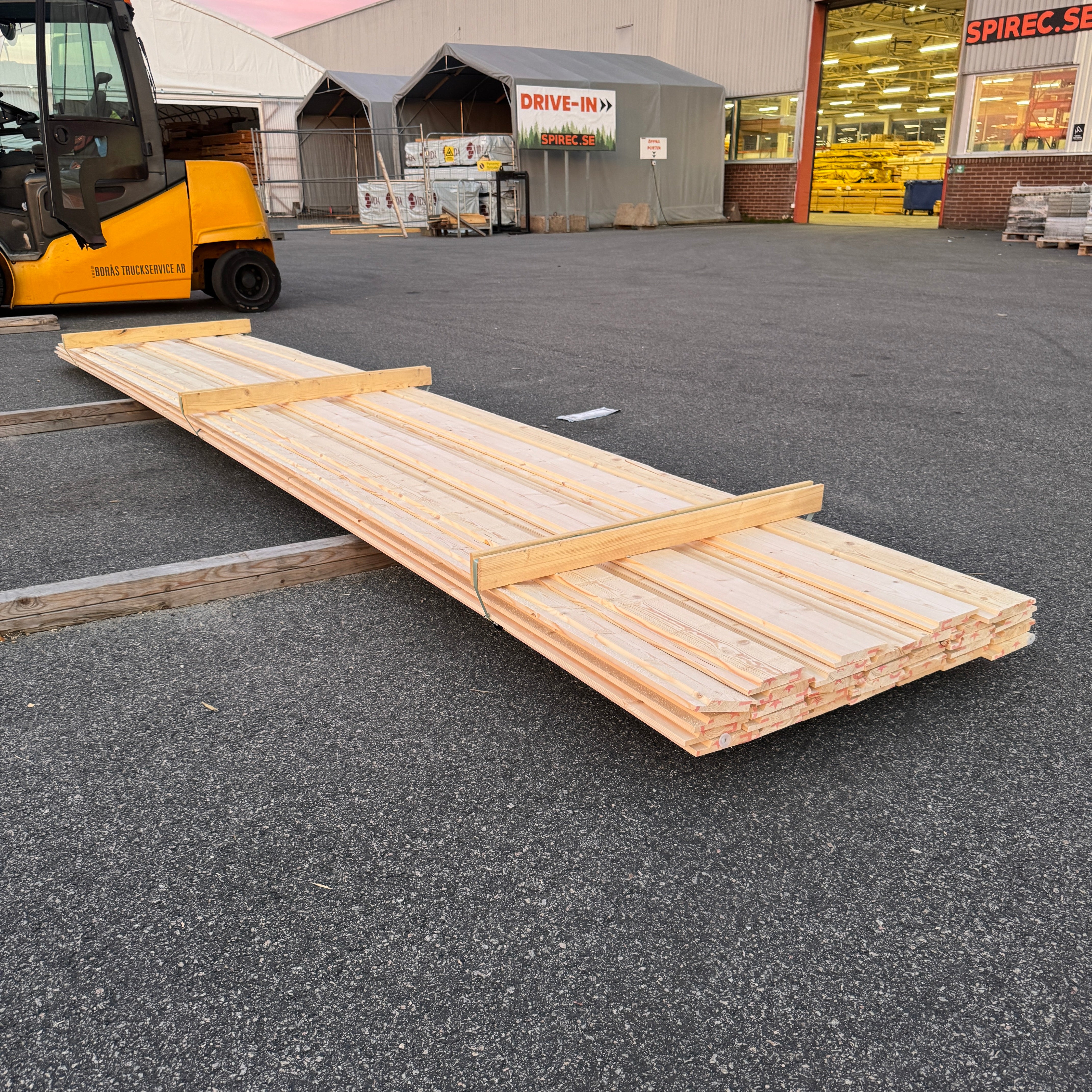 Paket Ytterpanel 22x145mm Falsad Spårpanel – 32 st 5,40 m (revor, obehandlad)