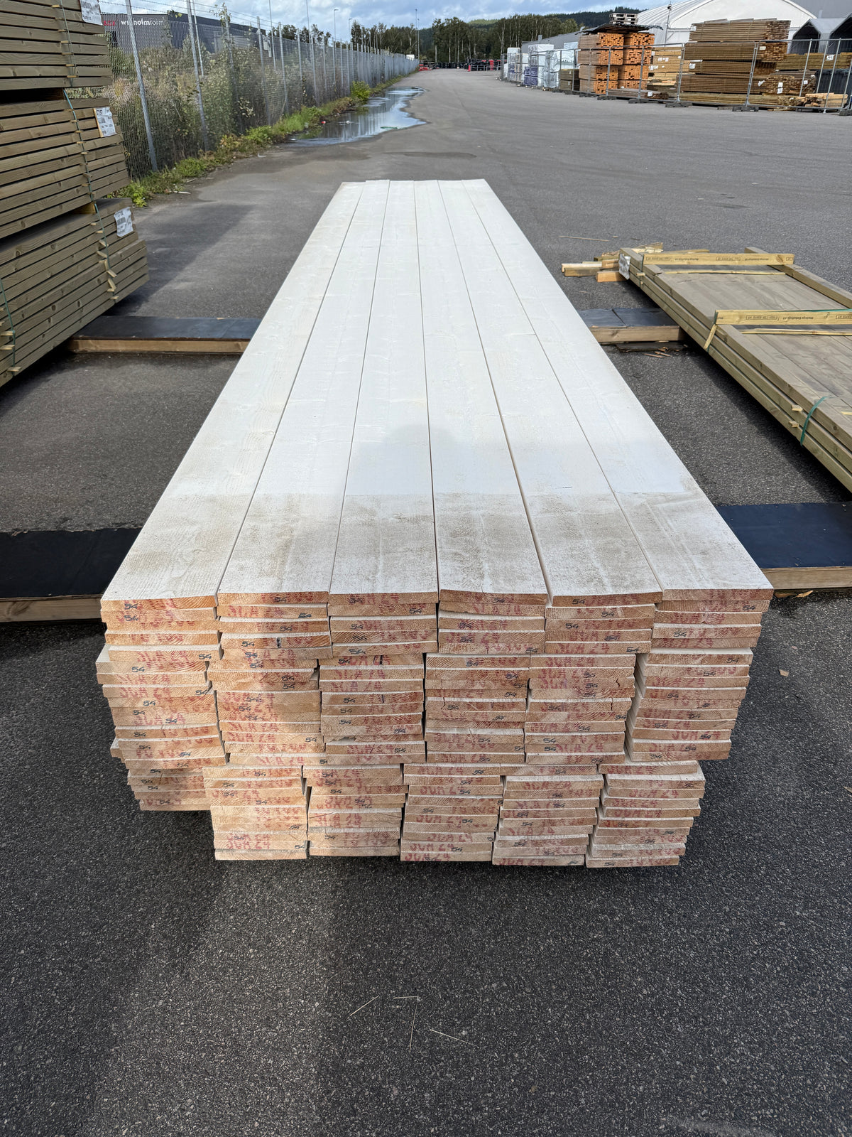 Paket Finsågade Brädor 22x170mm, 150st 5,40m Grundmålade
