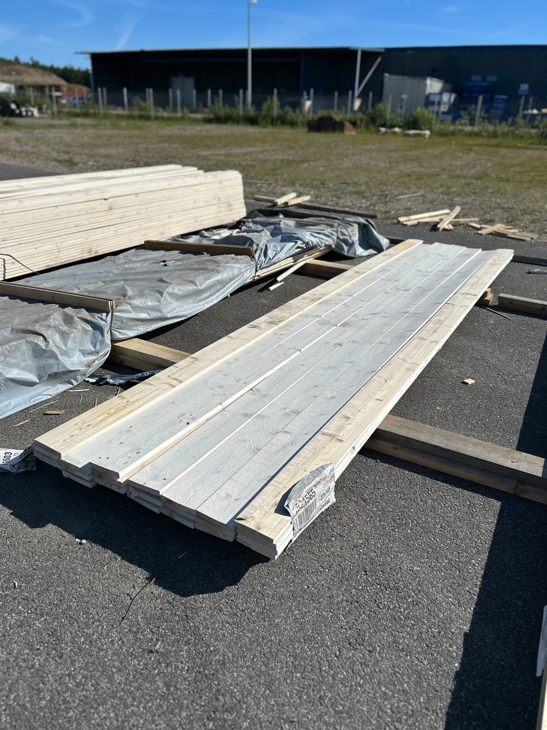 Paket Finsågade Brädor 22x120mm , 22st 4.50m Grundmålade