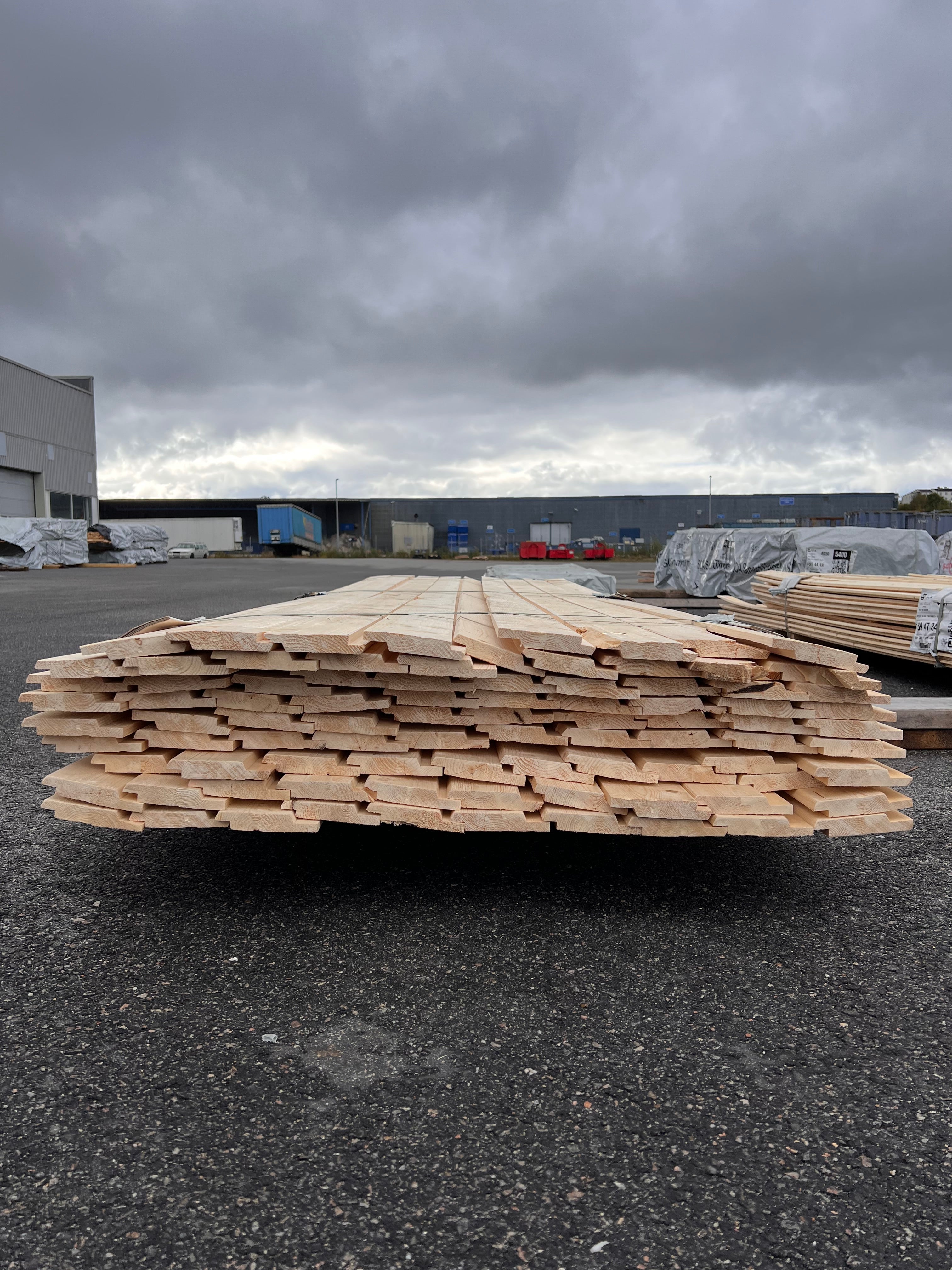 Paket Falsad spårpanel 22x120 mm – 85 st- 3,60-4,29m (Gran) B-Sort