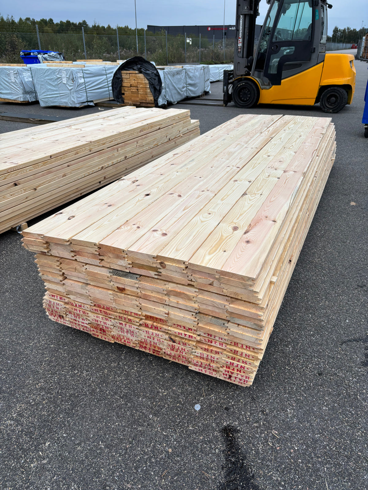 Paket Spontade Furu Brädor 27x145mm 3,60–3,90m – 144st (Andra Sortering)