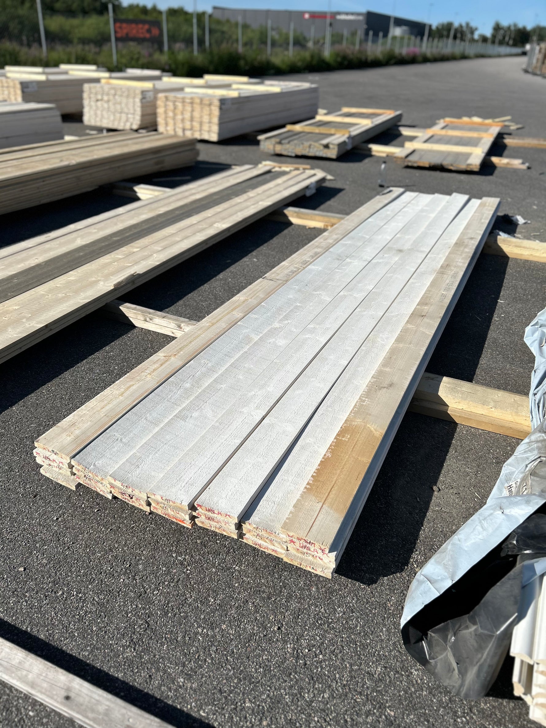 Paket Finsågade Brädor 22x120mm , 22st 4.50m Grundmålade