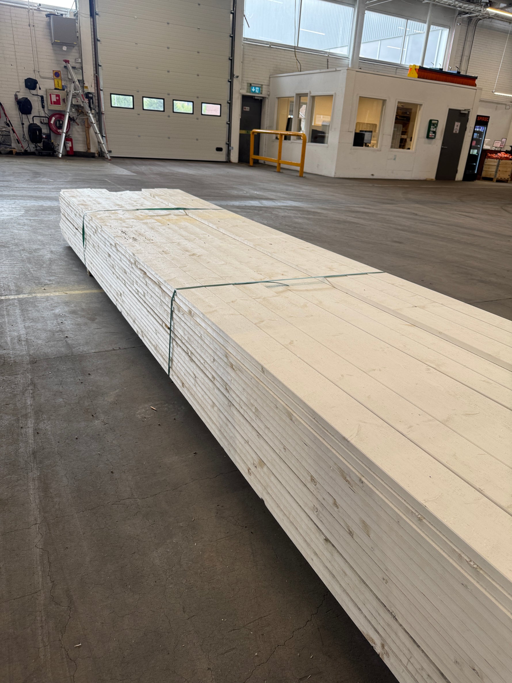 Paket Finsågade Brädor 22x120mm 5.40m Grundmålad 150st