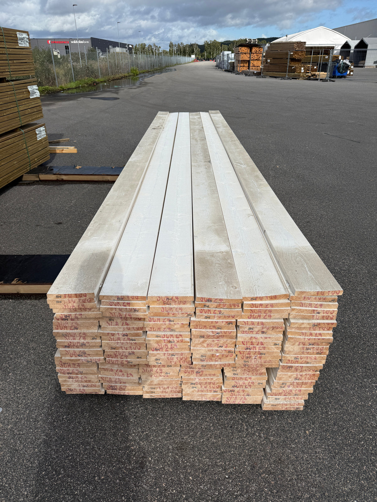 Paket Finsågade Brädor 22x170mm, 146st 5,40m Grundmålade