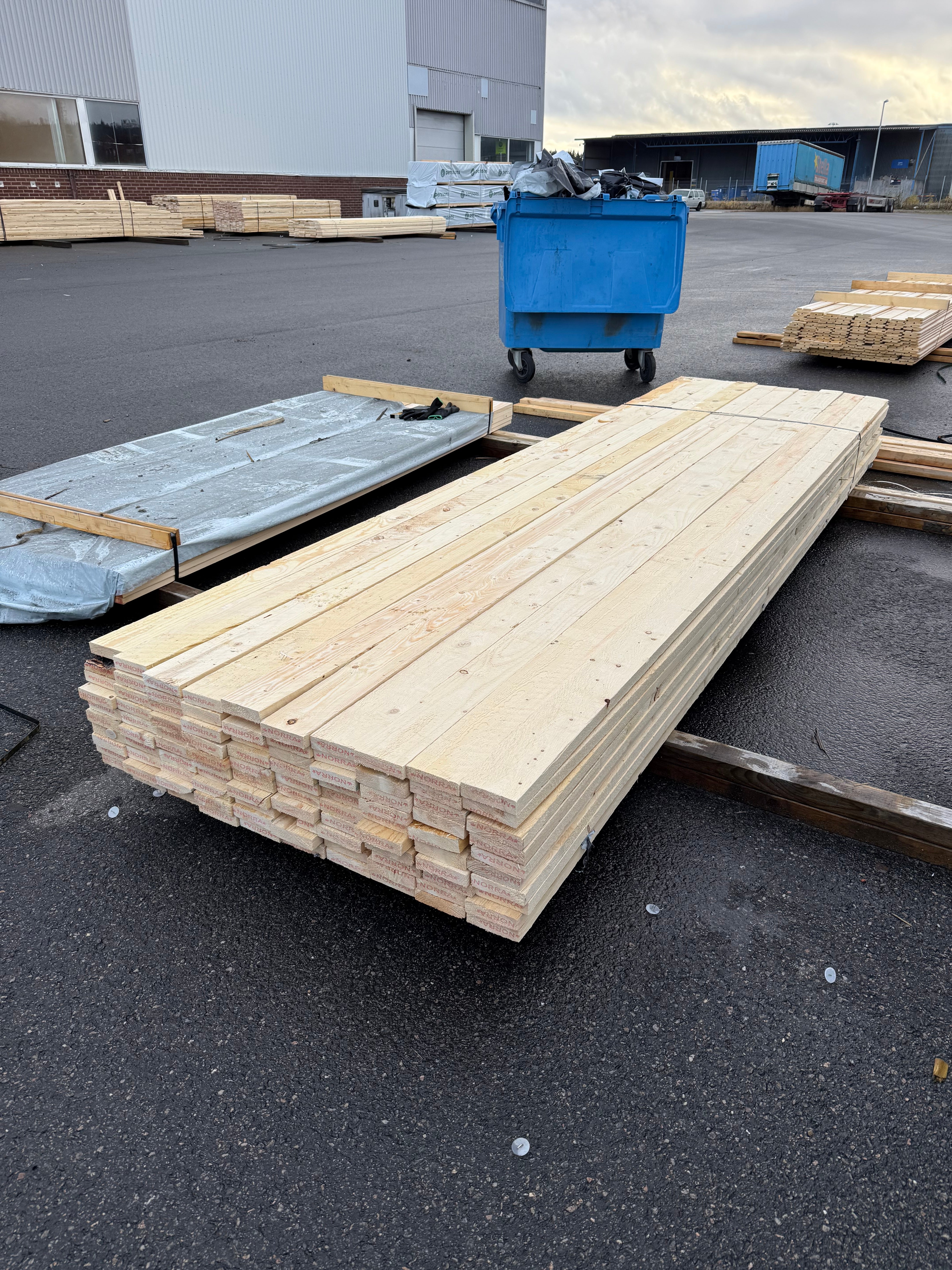 Paket Brädor Råsågade 25x100mm – 82st (3,60 m, Gran, Vankant/Bark)