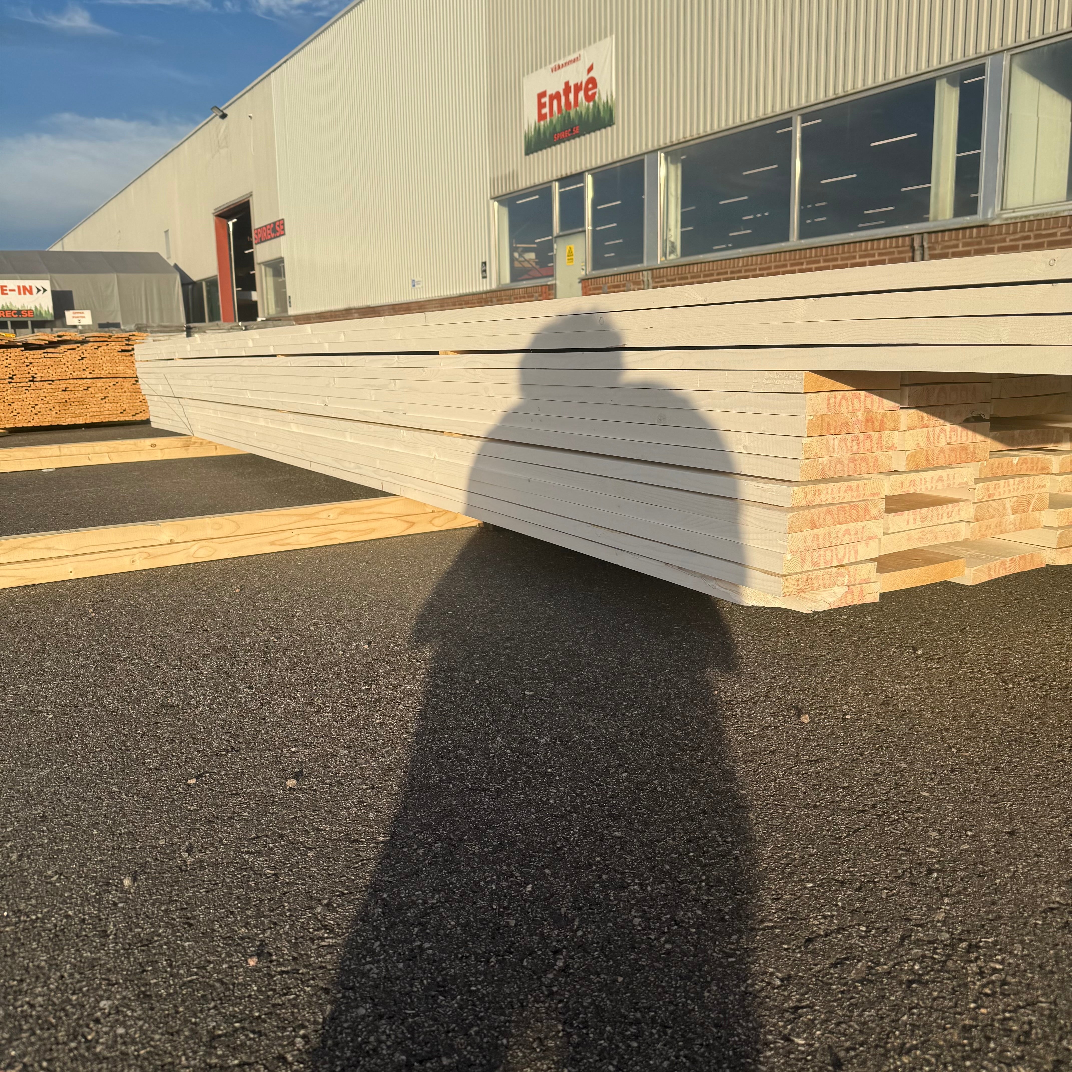 Paket Hyvlad Panel 28x170mm Vit – 90 st (4,8–5,4 m, gran, grundmålad)