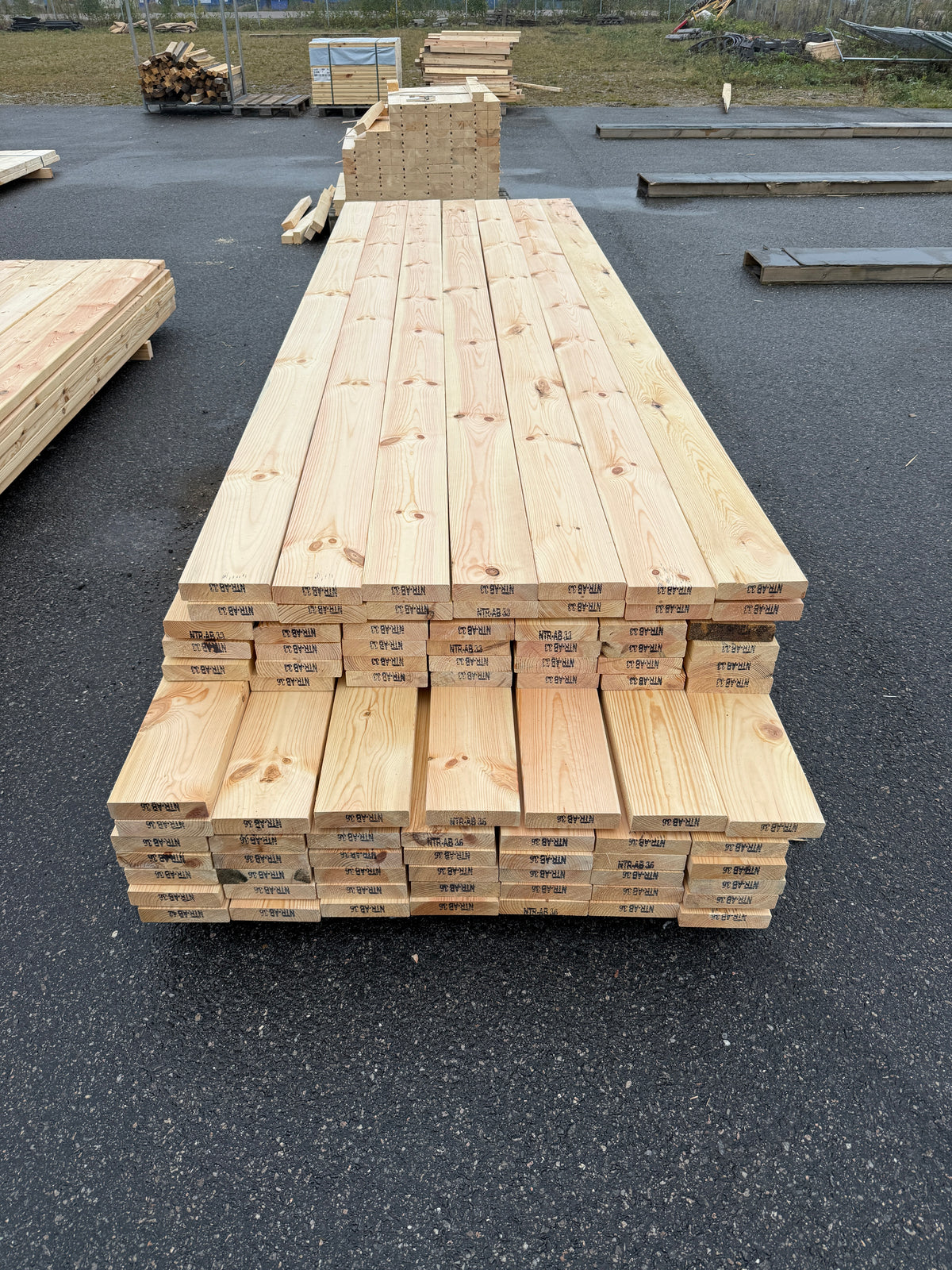Paket Obehandlad Trall 36x148mm Furu 3,30–3,60m – 84st (Andra sortering)