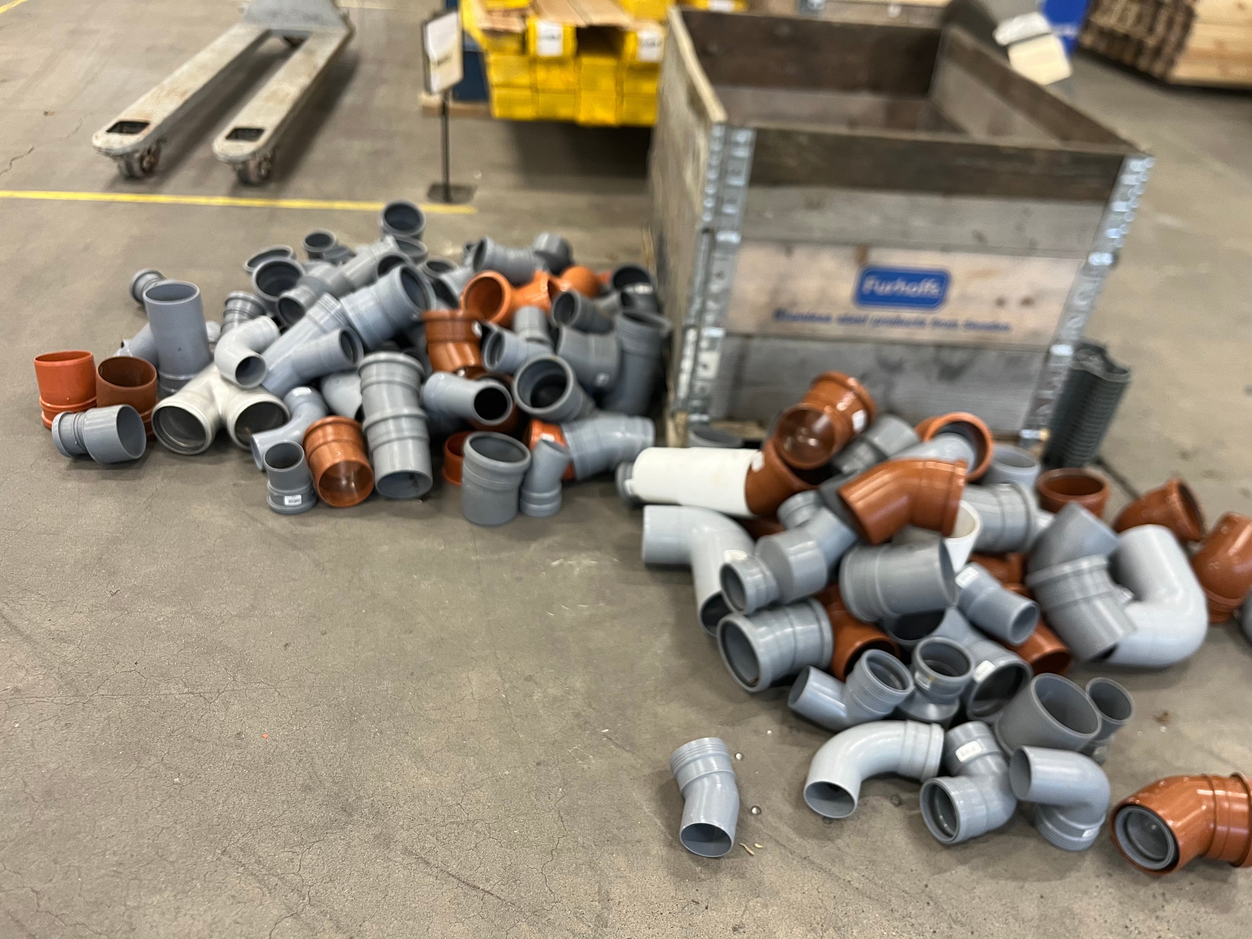 Parti med rördelar till markavlopp