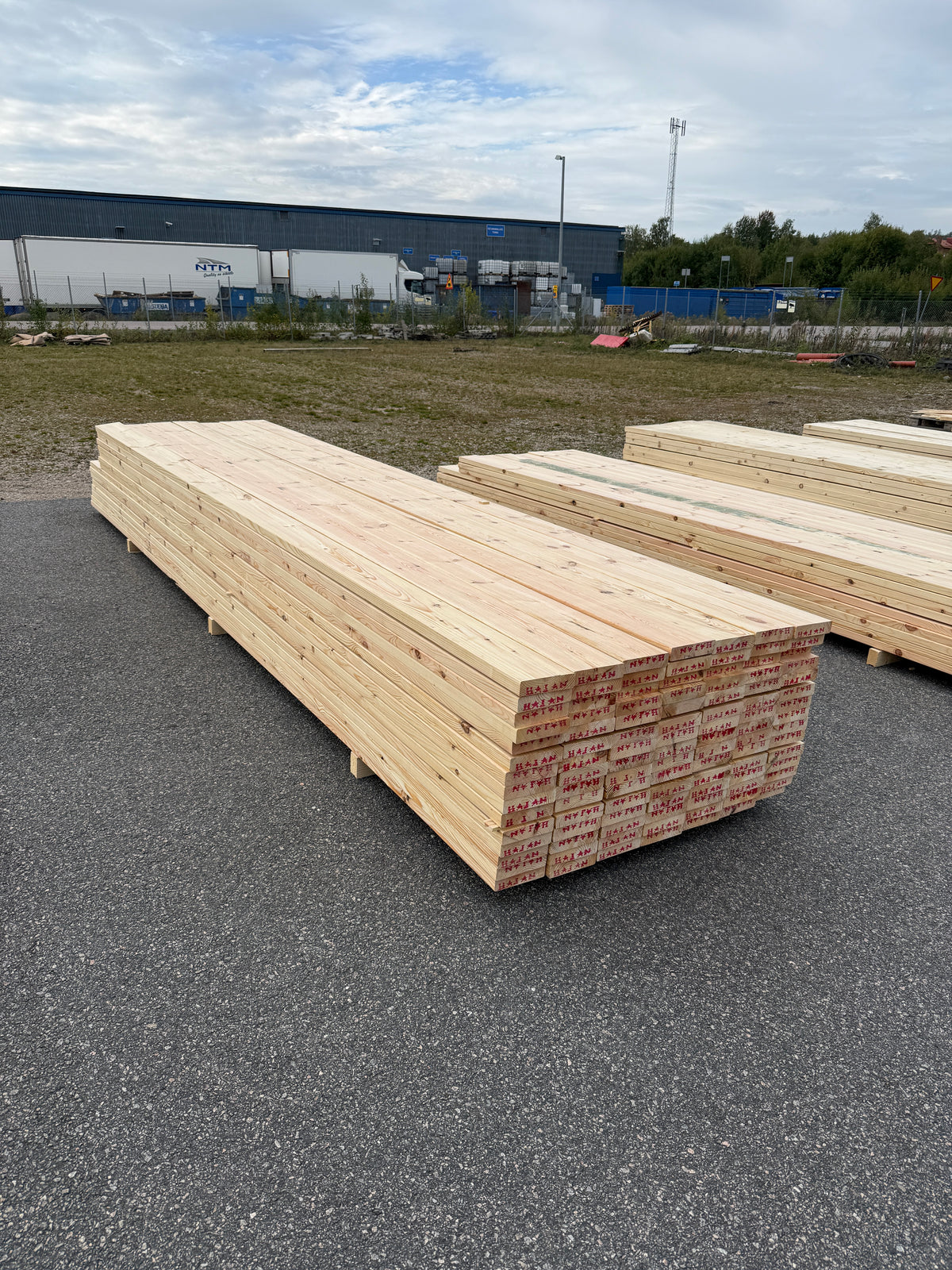 Paket Hyvlade Furu Brädor 36x148mm 4,50–4,80m – 105st (Andra sortering)