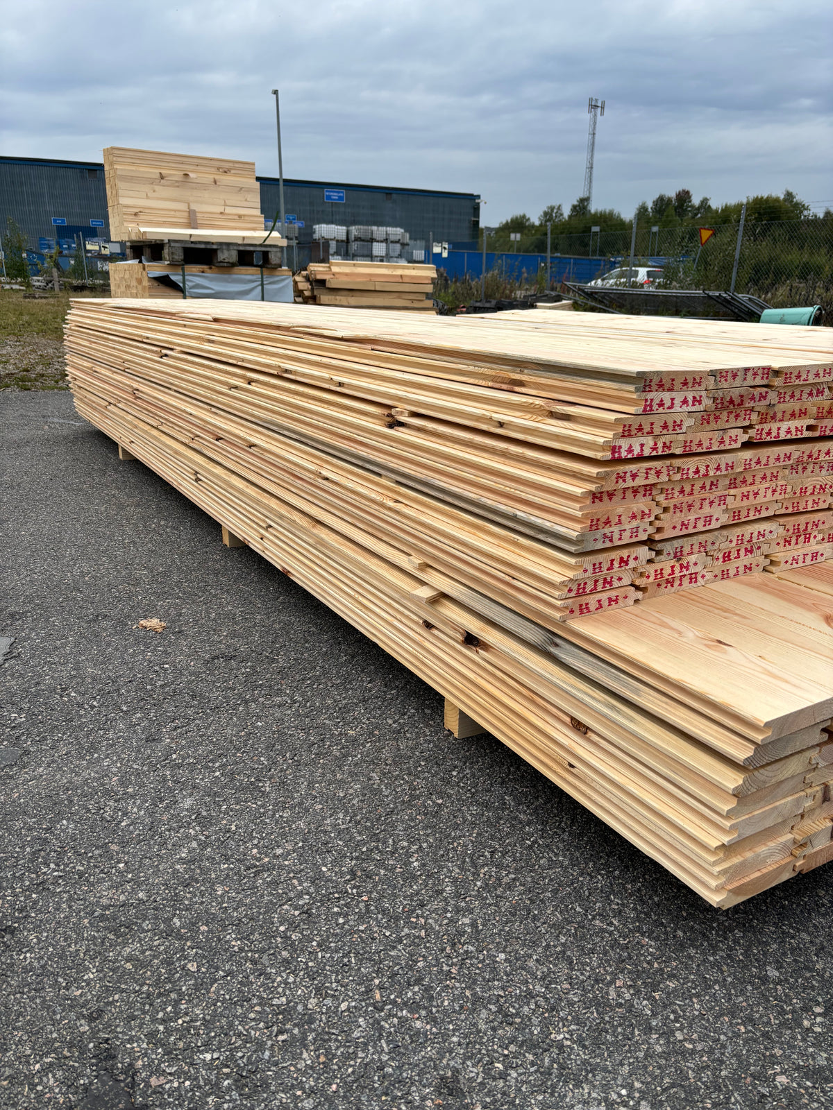 Paket Spontade Furu Brädor 27x145mm 3,60–3,90m – 144st (Andra Sortering)
