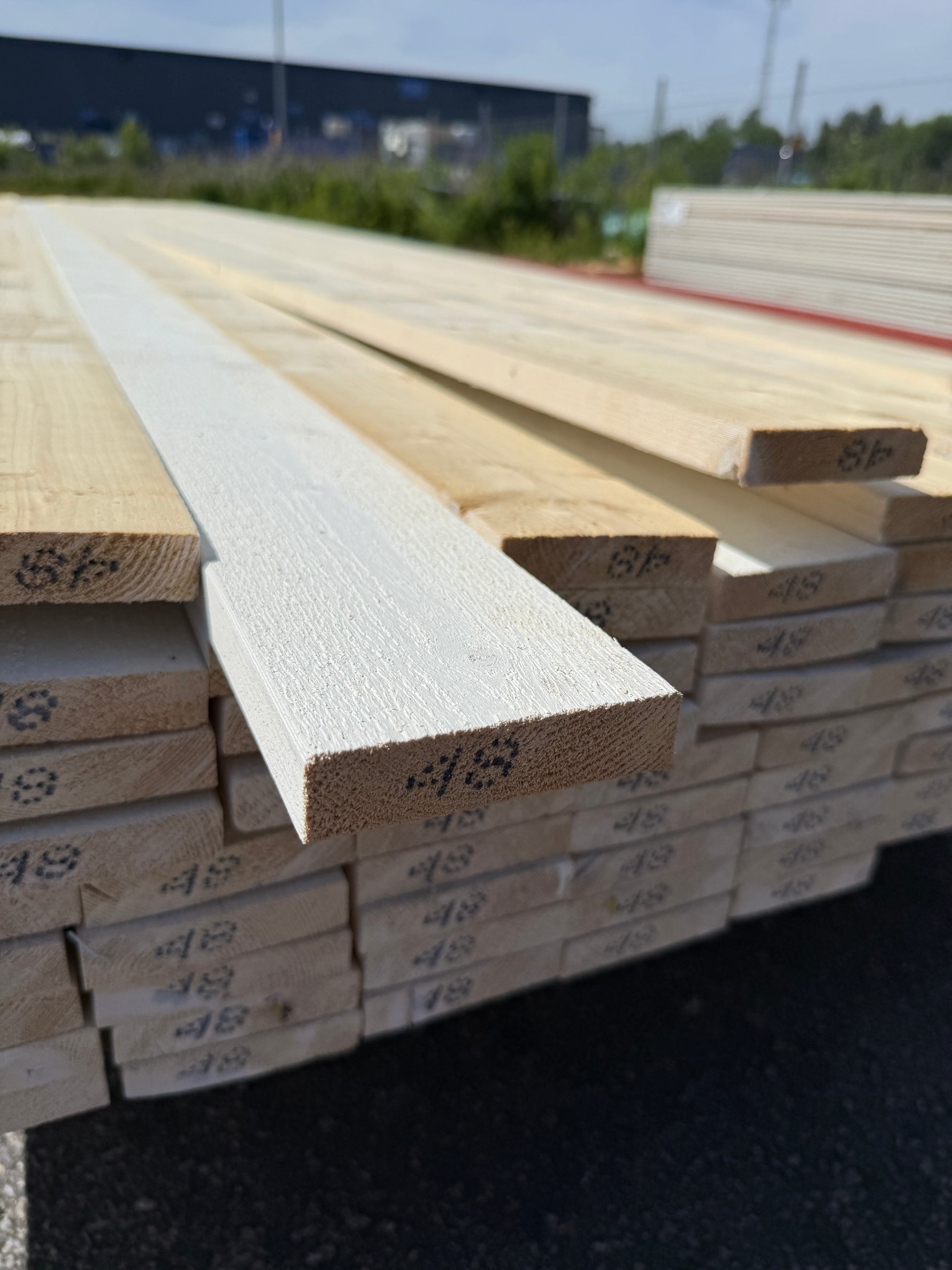Paket Finsågade Brädor 22x95mm, 160st 4.50-4.80m Grundmålad