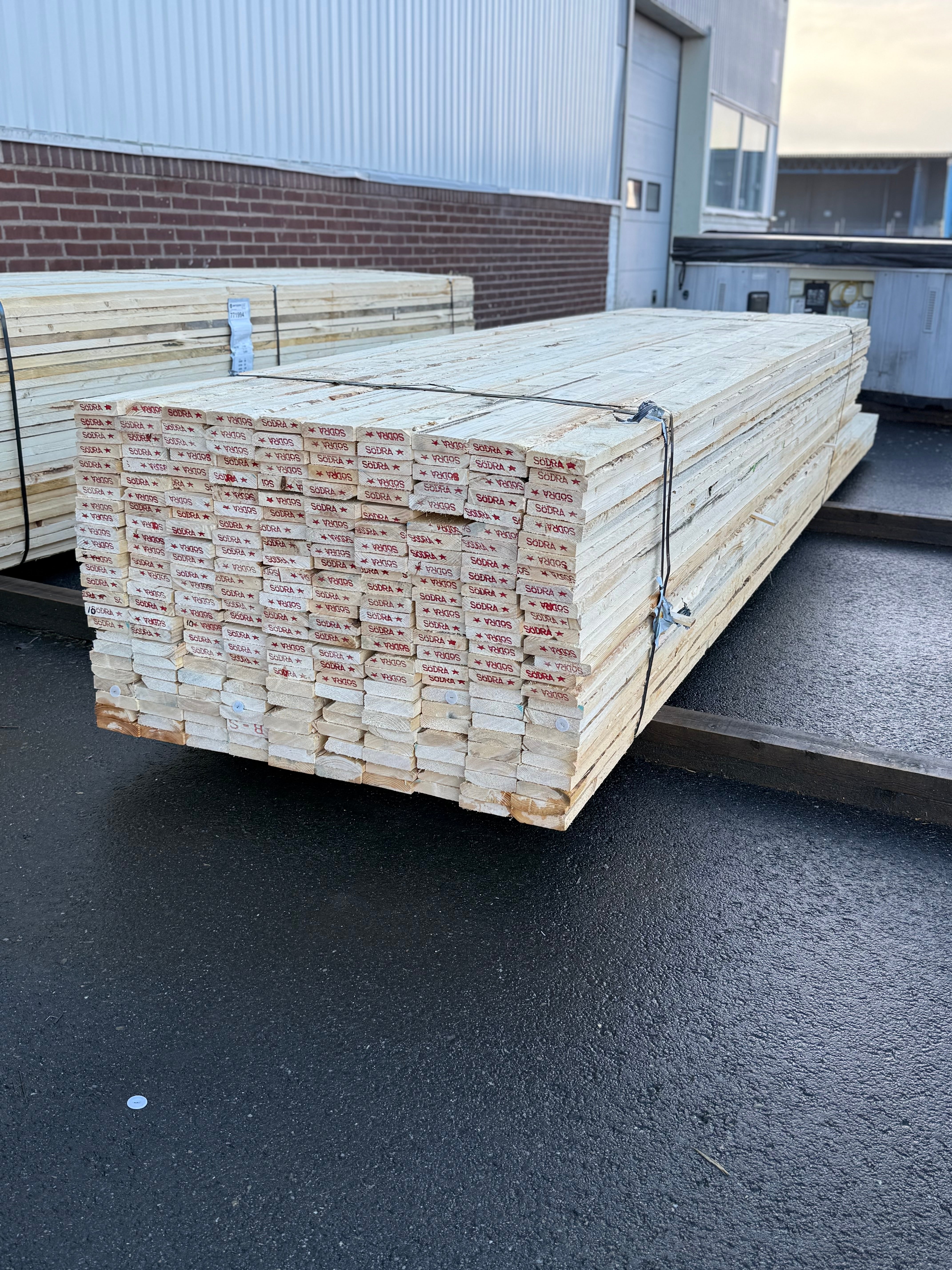 Paket Brädor 25x100mm Råsågade – 249 st (3,6–4,8 m, gran, obehandlad)