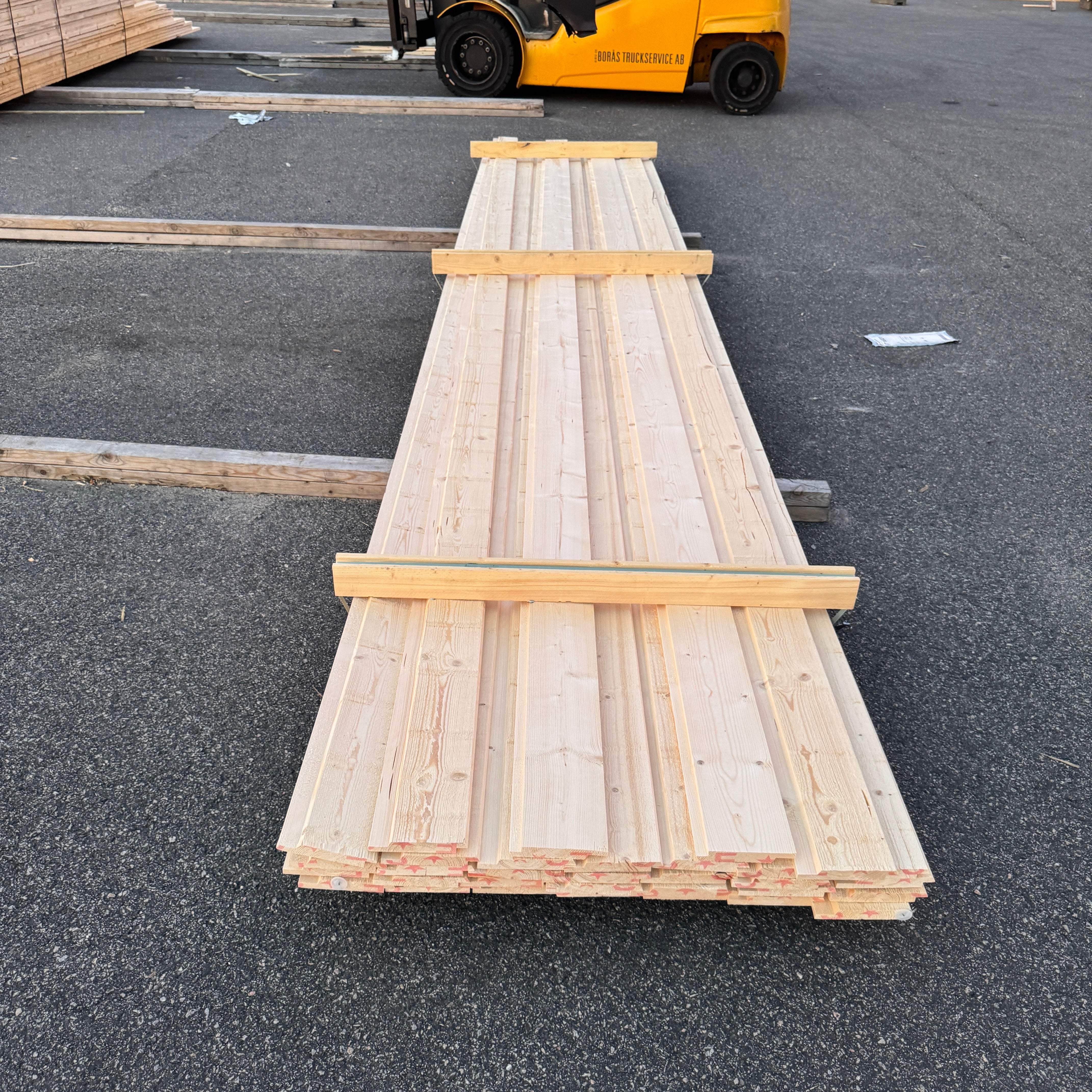 Paket Ytterpanel 22x145mm Falsad Spårpanel – 32 st 5,40 m (revor, obehandlad)