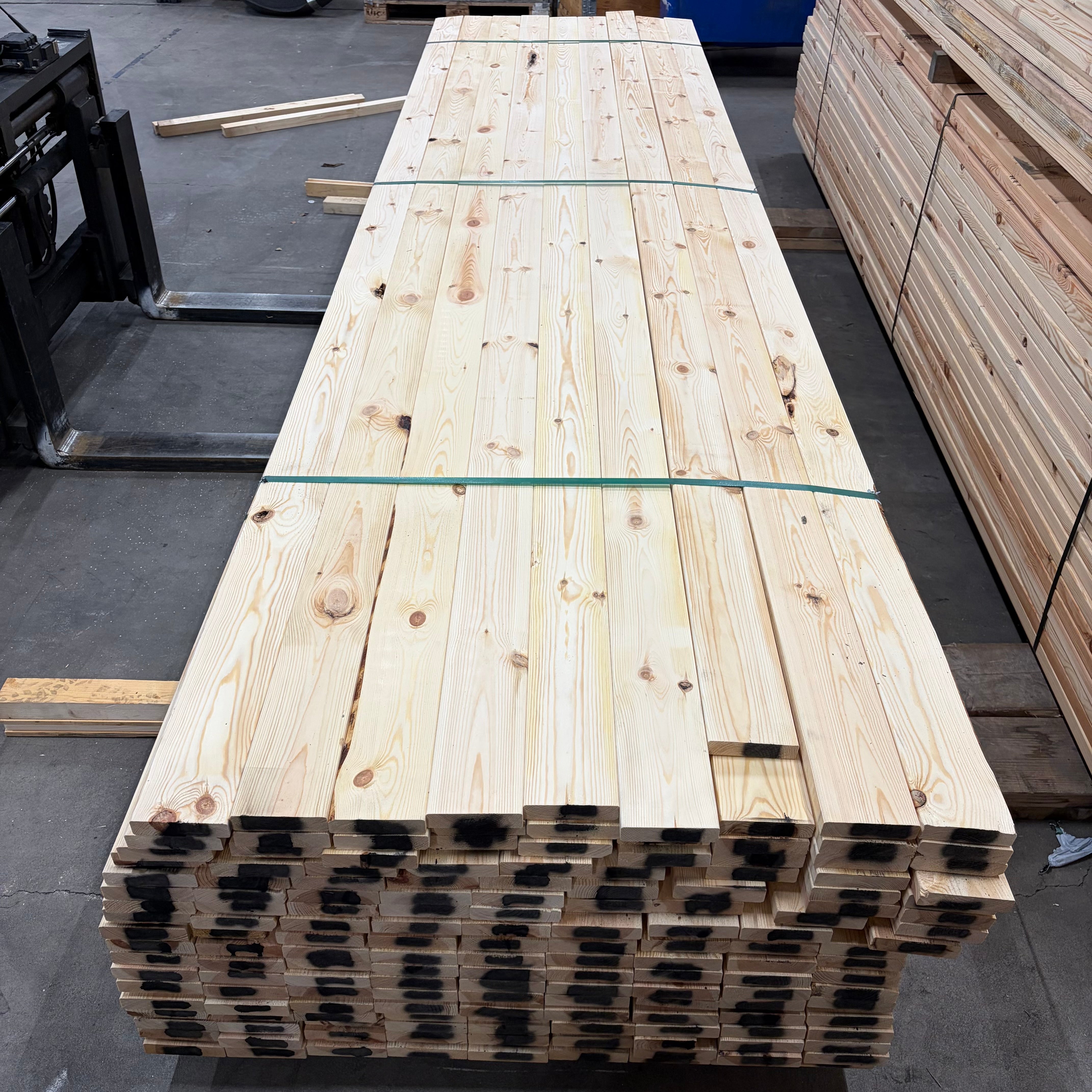 Hyvlad 28x120mm – Obehandlad Furu (Andrasortering)