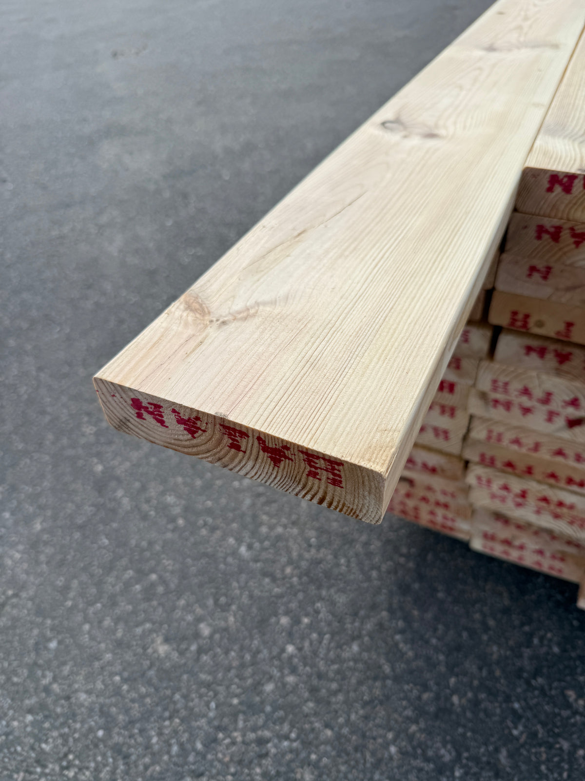 Paket Hyvlade Furu Brädor 36x148mm 4,80–5,40m – 105st (Andra sortering)