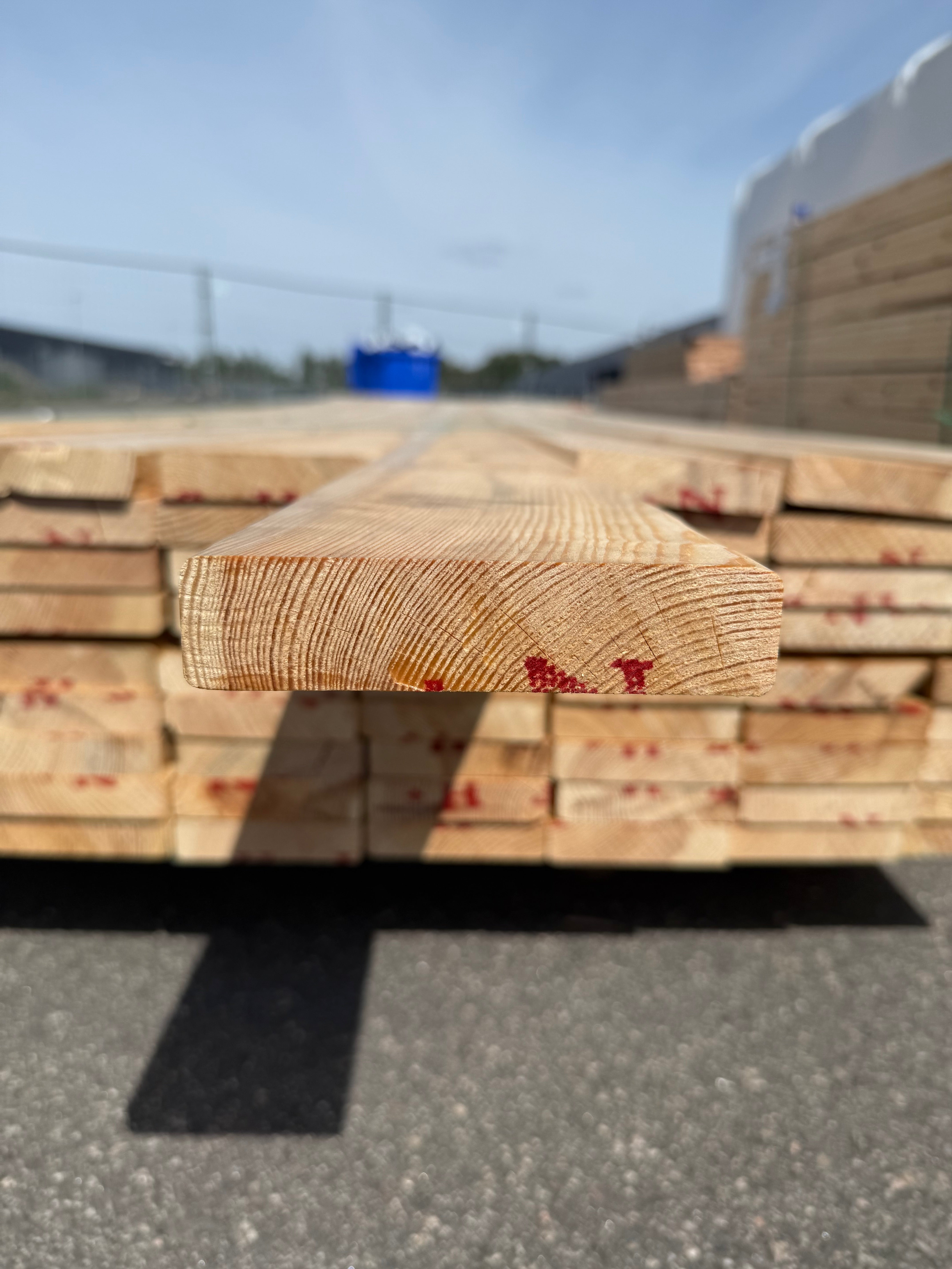 Hyvlad 28x120mm – Obehandlad Furu (Andrasortering)