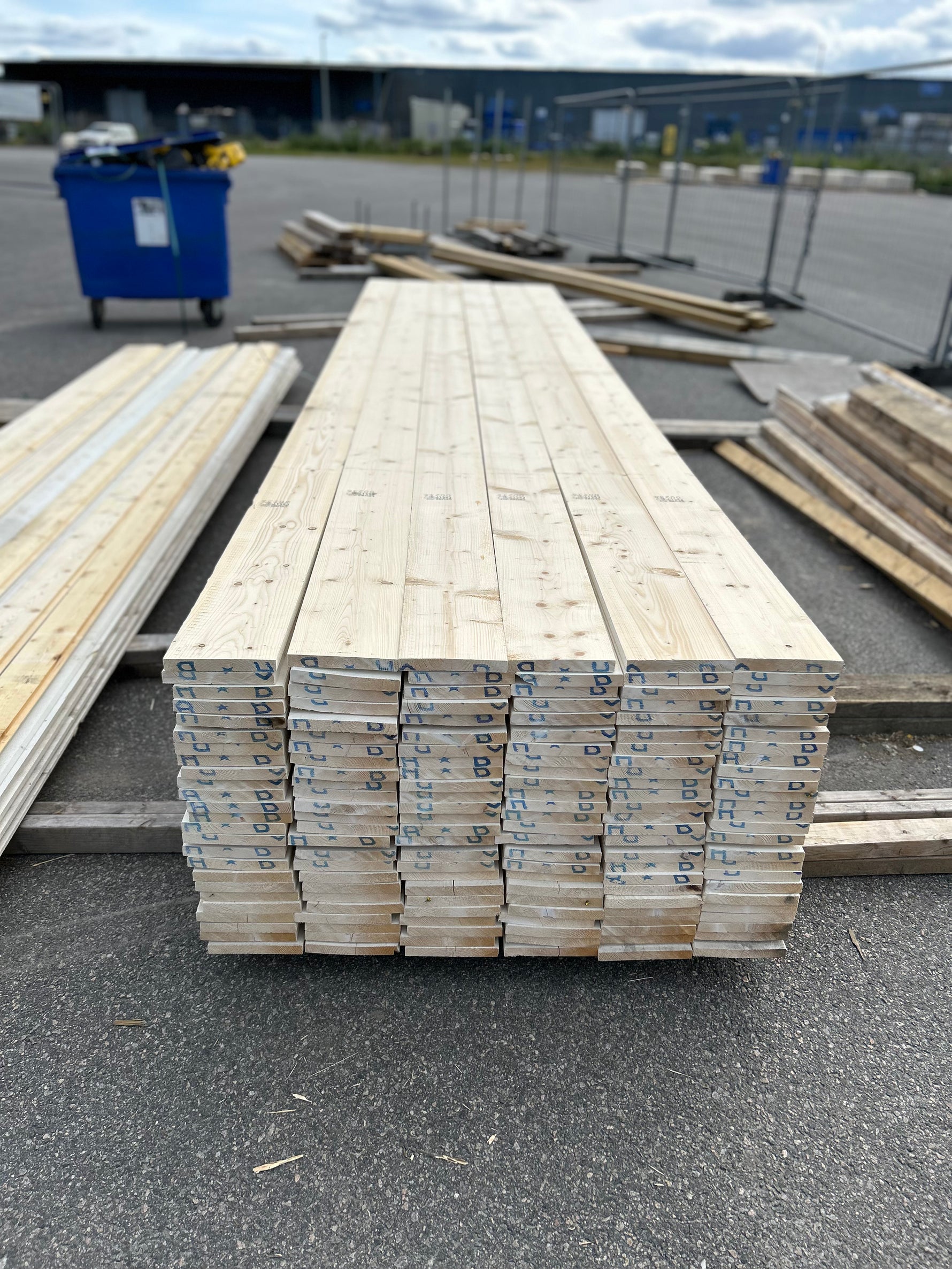 Paket Finsågade Brädor 22x170mm 4,50m 150st Grundmålade