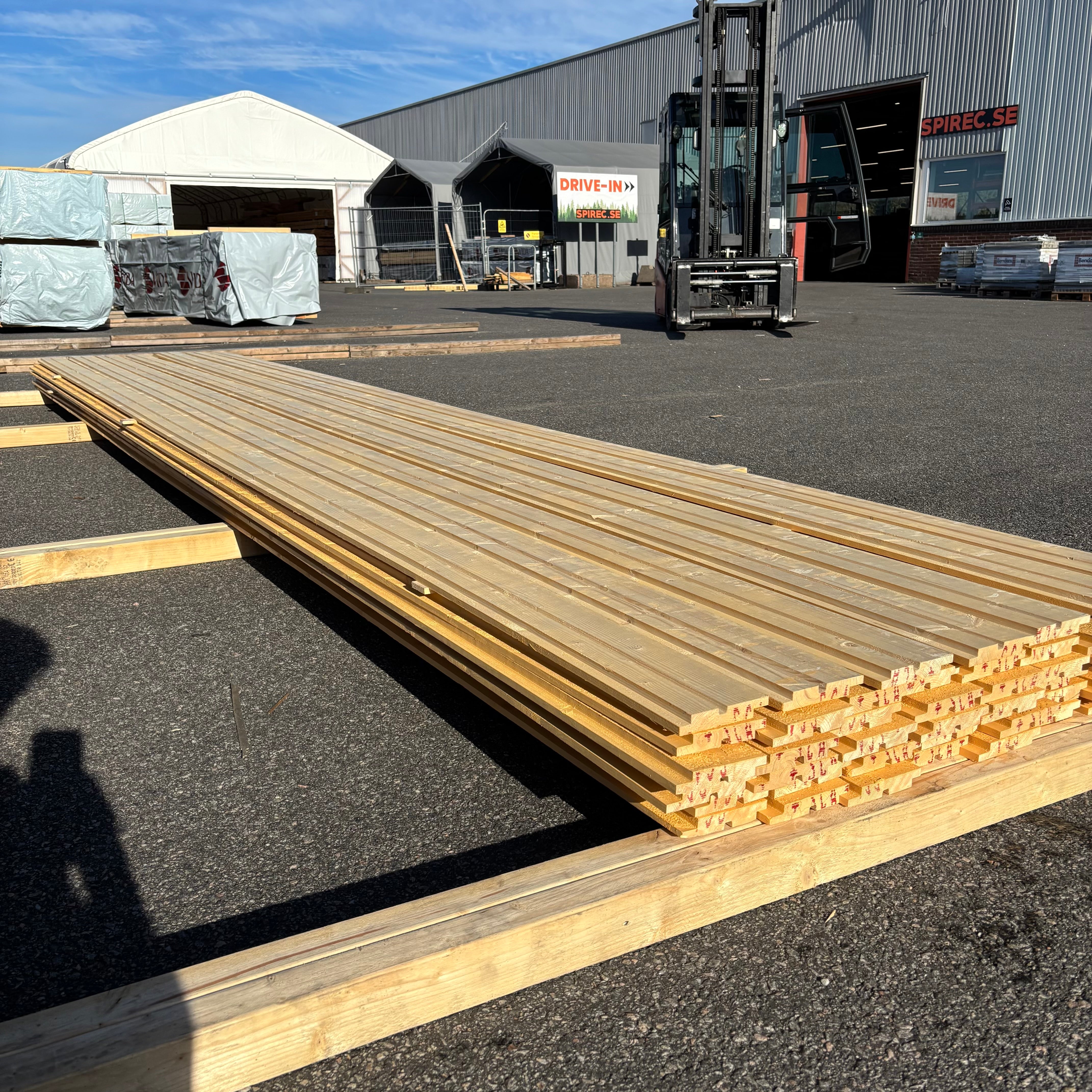 Paket Hakfalspanel 21x120mm – 52 st 5,40 m (grundmålad + mellanstruken gul)
