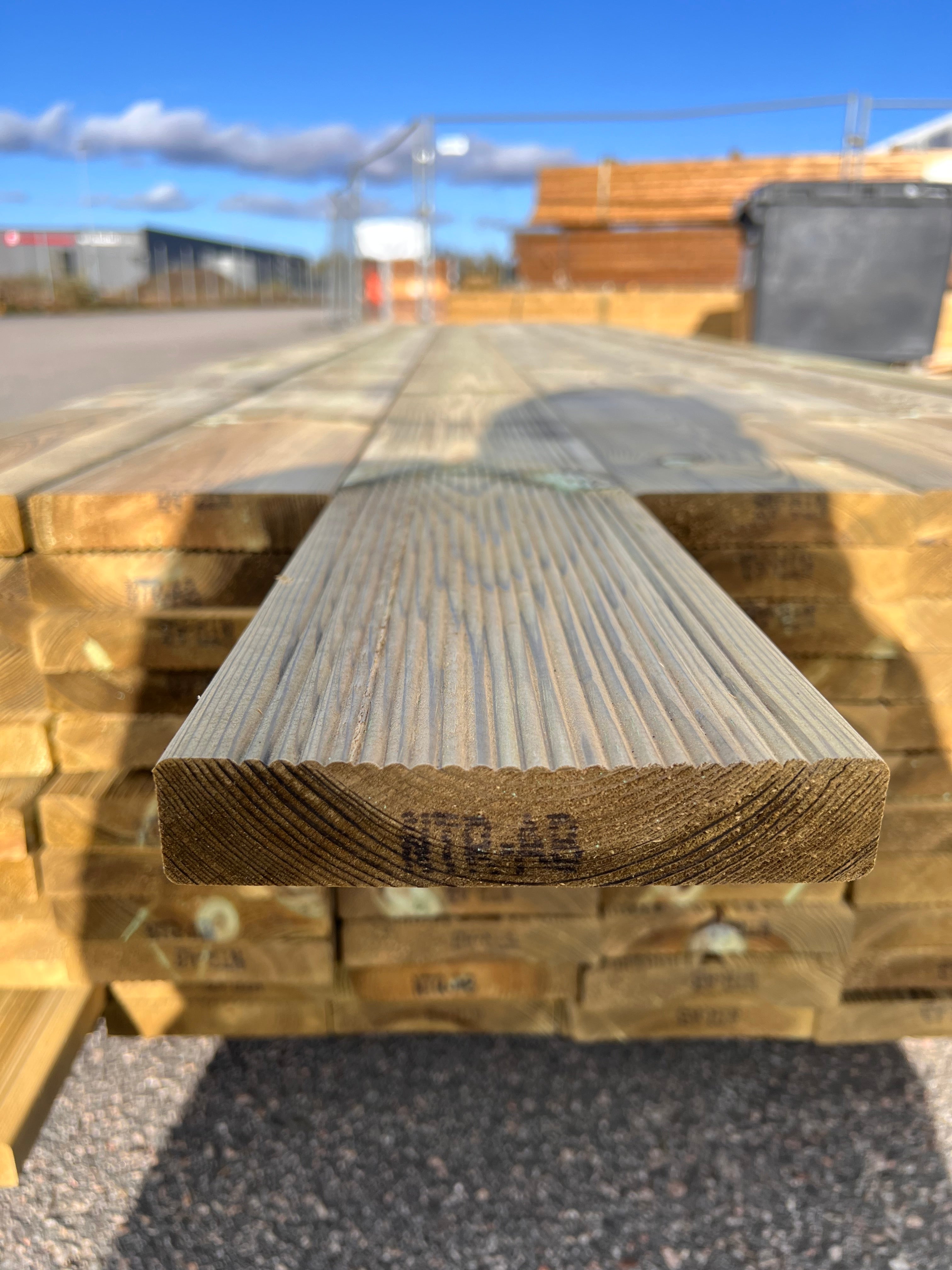 Tryckimpregnerad Rillad Trall 28x145 – 84 st (B-sortering)