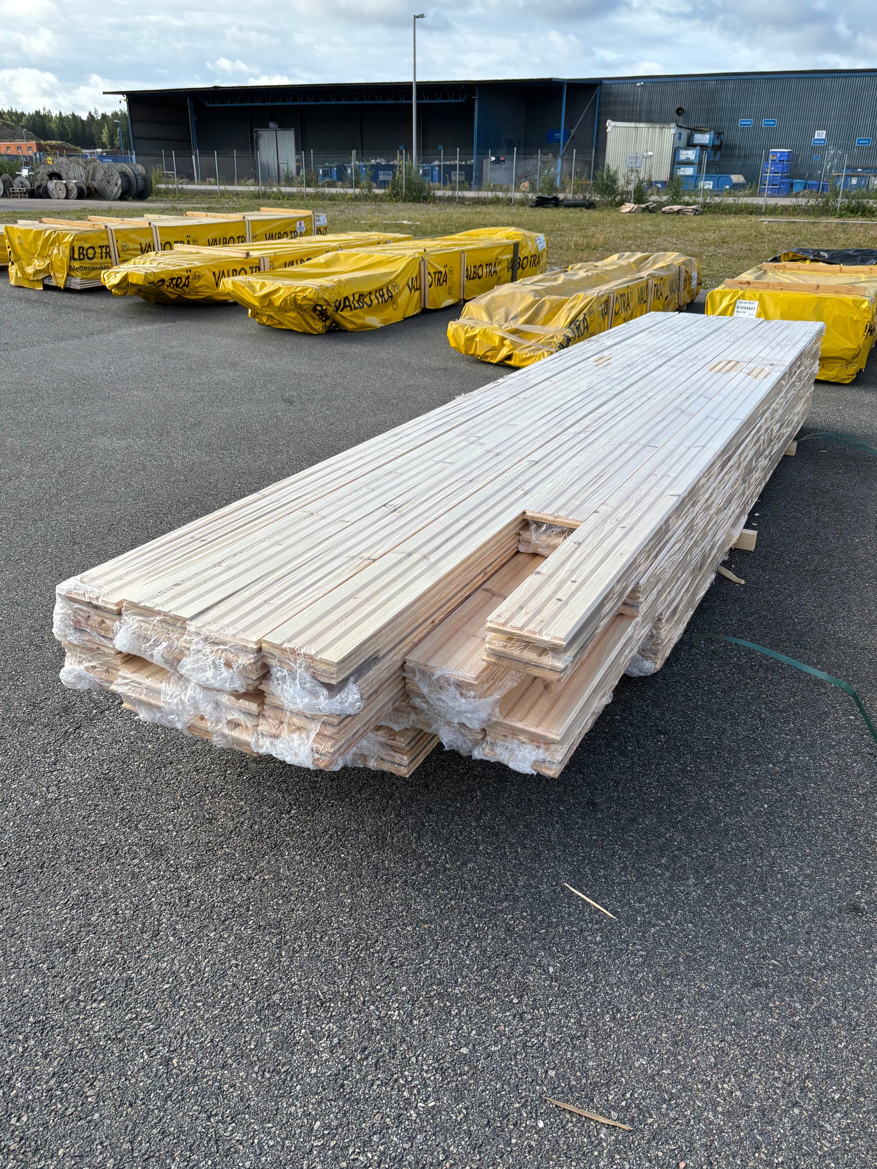 Parti Massivt Furugolv Borstad Ljusgrå Ekonomi 25x160 mm – ca 79,87 m²