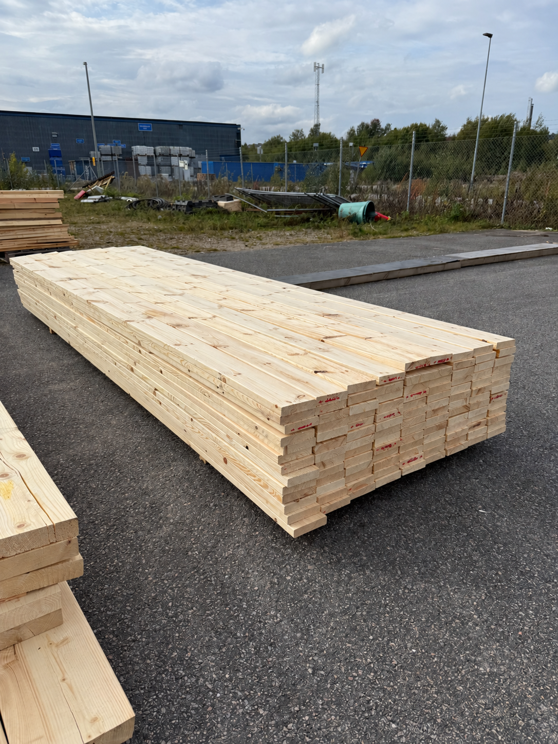 Paket Obehandlad Rillad Trall 28x120mm Furu 3,60m – 117st (Andra Sortering)