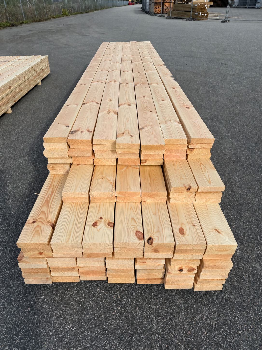 Paket Hyvlade Furu Brädor 36x148mm 4,80–5,40m – 105st (Andra sortering)