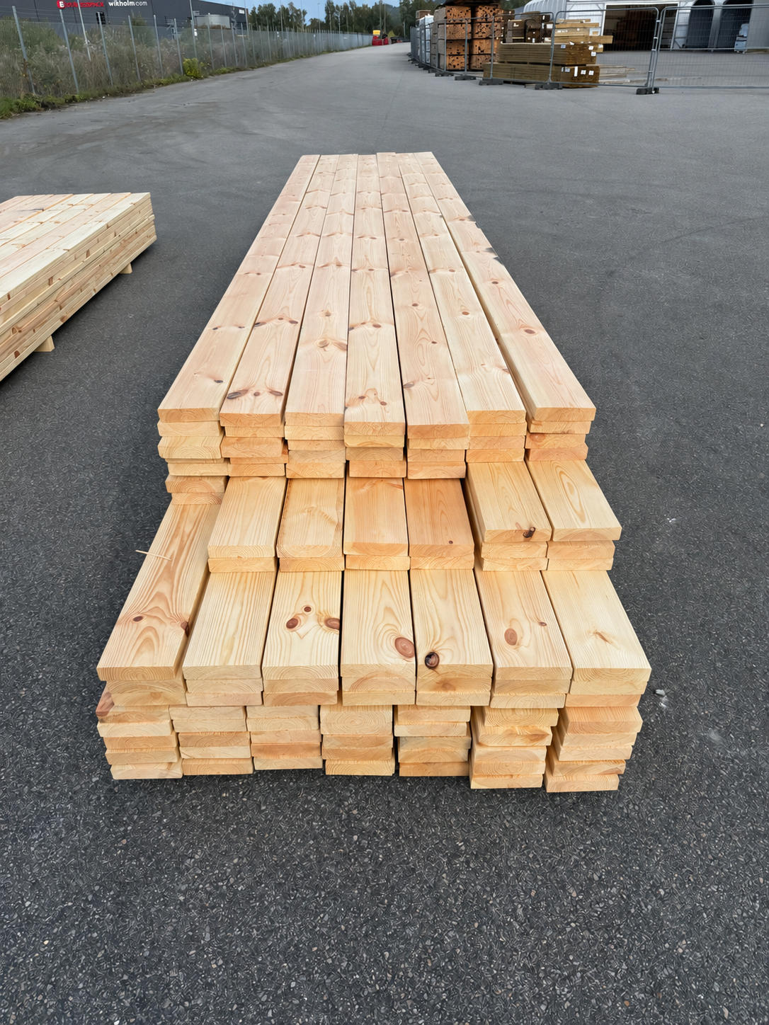 Paket Hyvlade Furu Brädor 36x148mm 4,80–5,40m – 105st (Andra sortering)