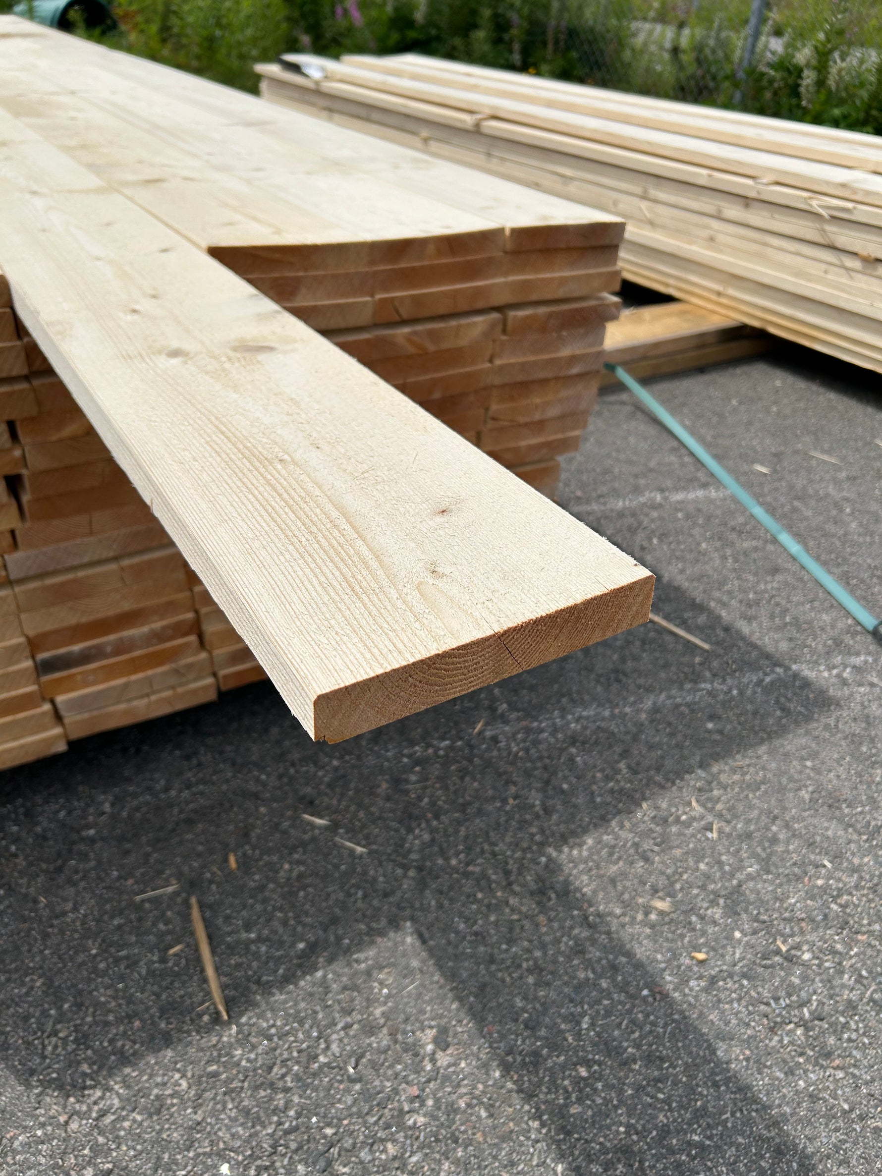 Paket Finsågade Brädor 28x170mm 3,90m 102st- Obehandlade