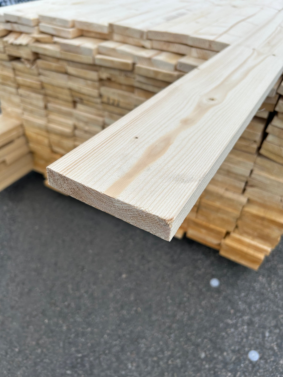 Paket Finsågade Brädor 22x120 mm – 3,00–5,40 m (Andra sortering)