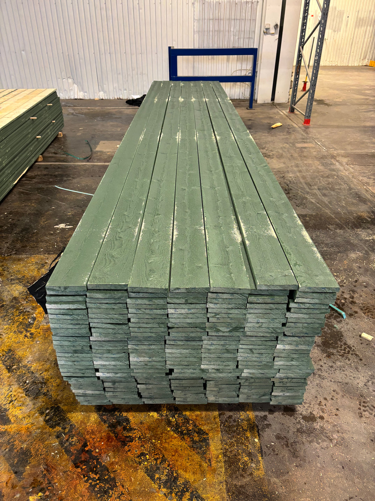 Paket Finsågade Brädor 22×145 mm Mellanstrukna 5,40 m – 210 st