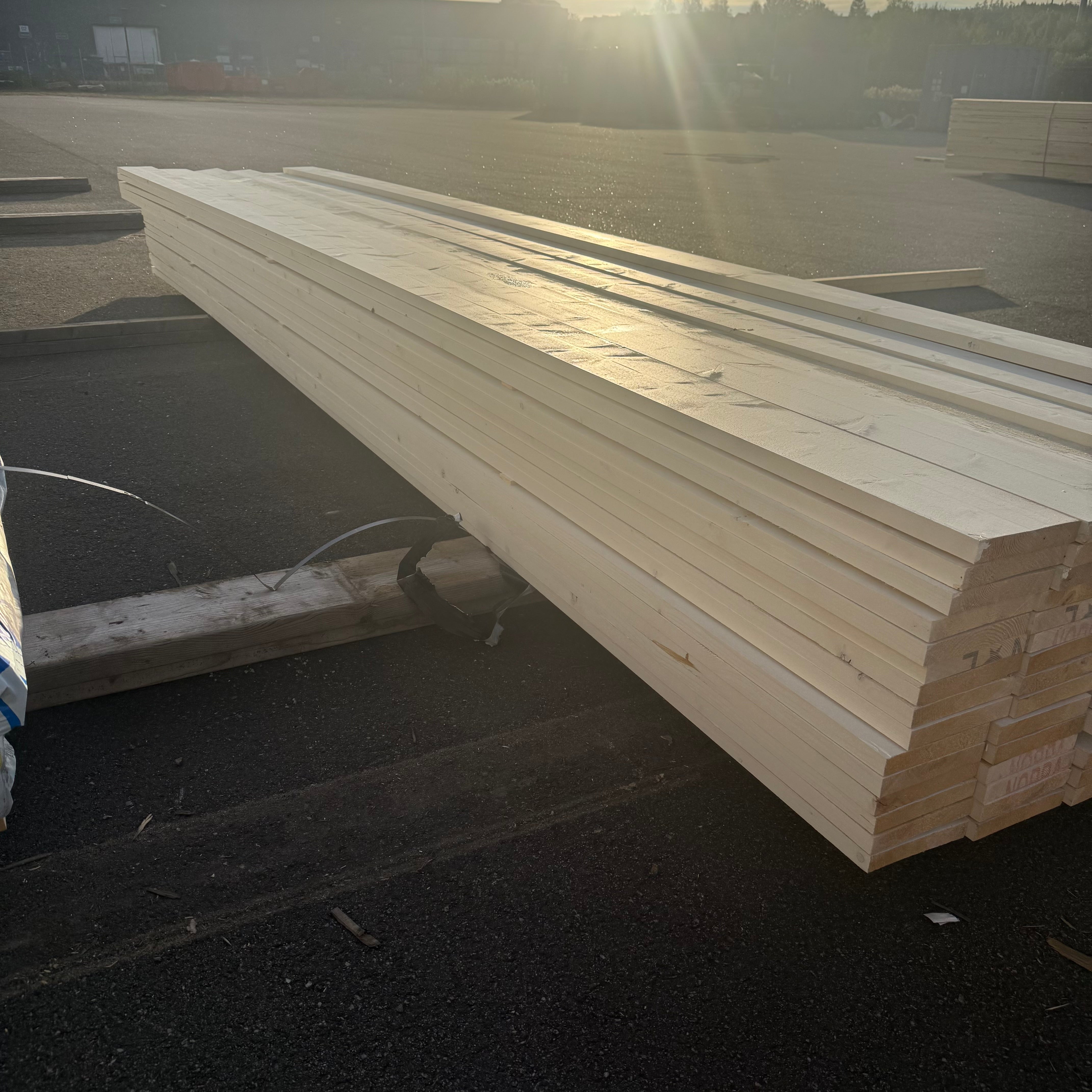 Paket Hyvlad Panel 28x170mm Vit – 90 st (4,8–5,4 m, gran, grundmålad)