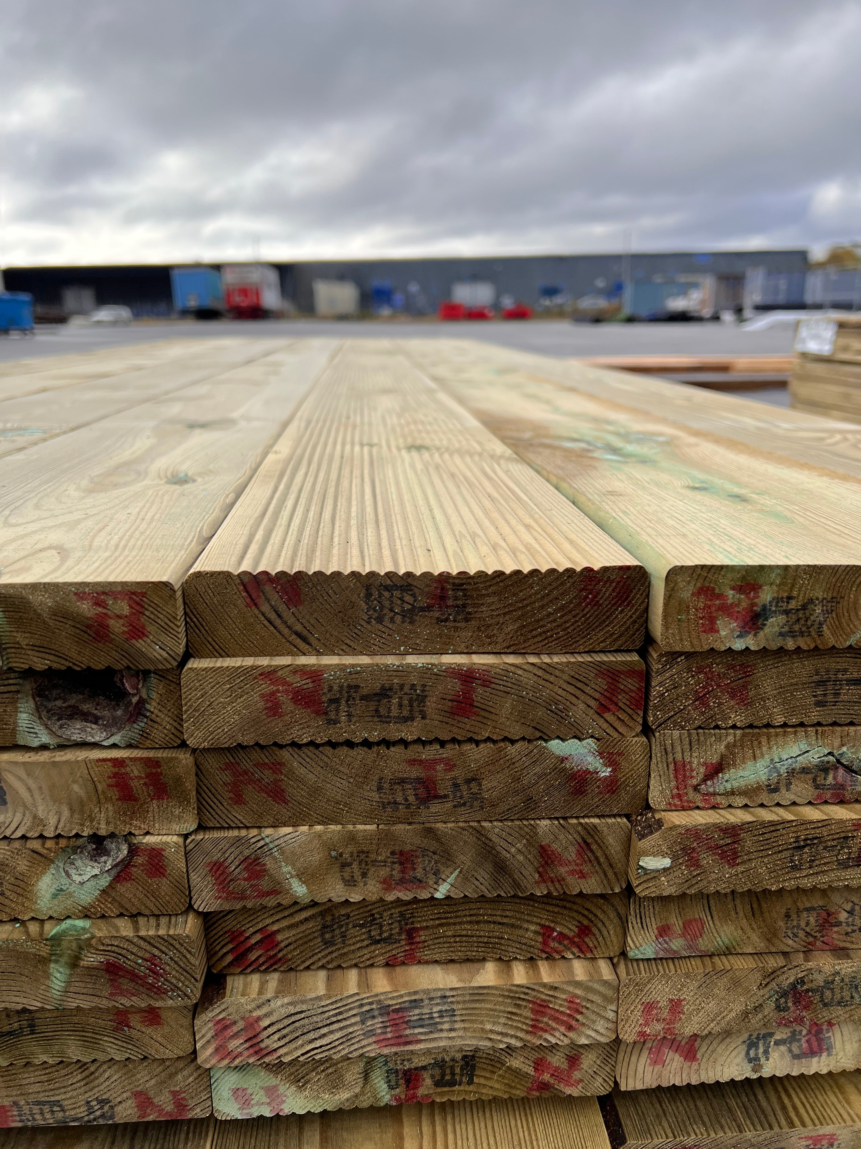 Paket Rillad Trall Tryckimpregnerad 28x145mm – 91 st (3,0 m, Furu, B-sort)